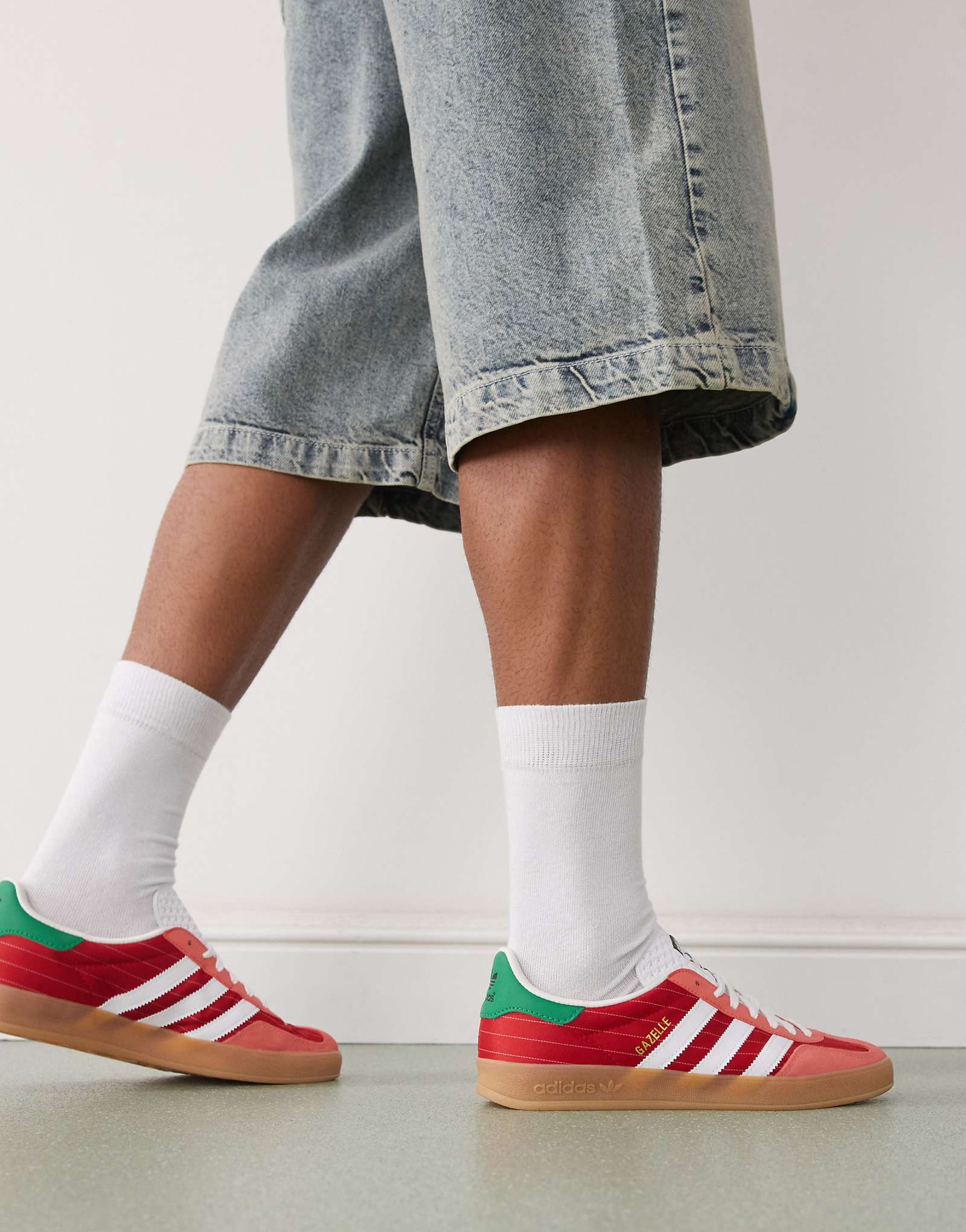 adidas Originals Gazelle Indoor sneakers in red with green heel tabs 24490₽