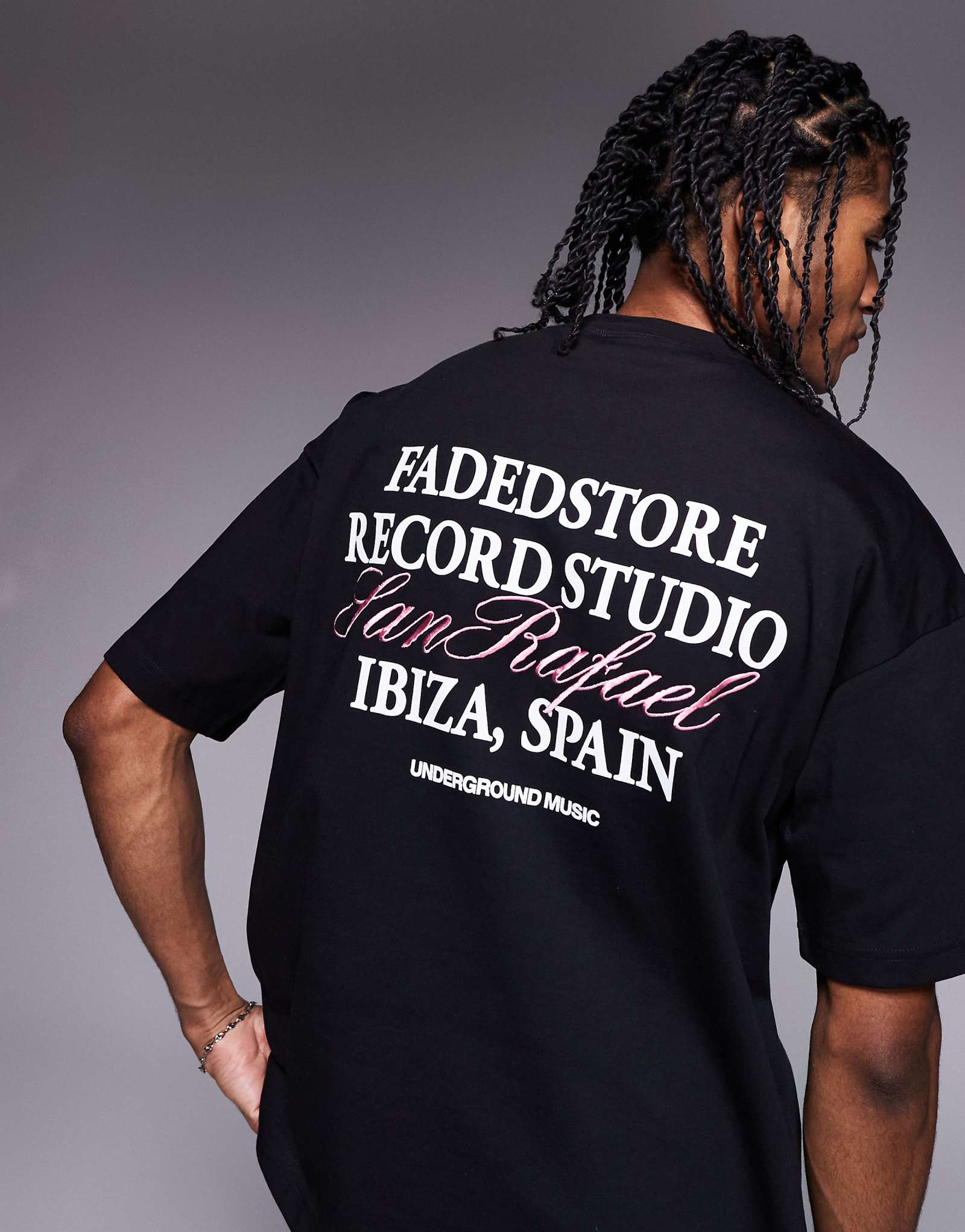 Faded Store studio motif back t-shirt in black 7690₽
