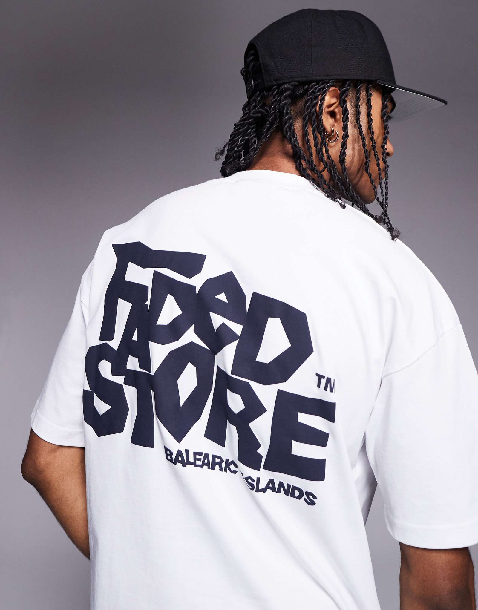 Белая футболка с принтом на спине с логотипом магазина 