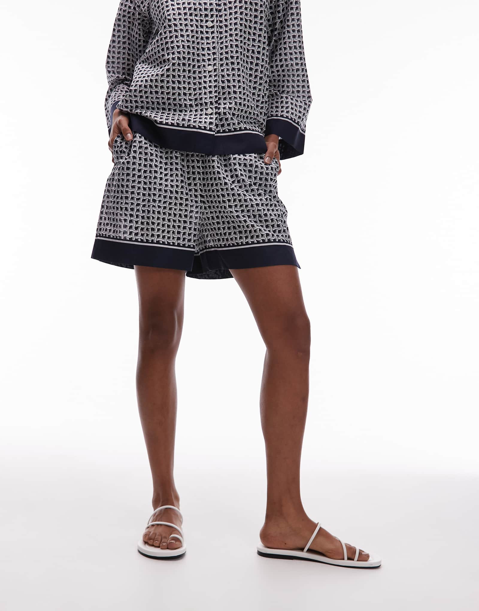 ARKET loose fit beach shorts with pull-on waist in blue abstract tile print 13590₽