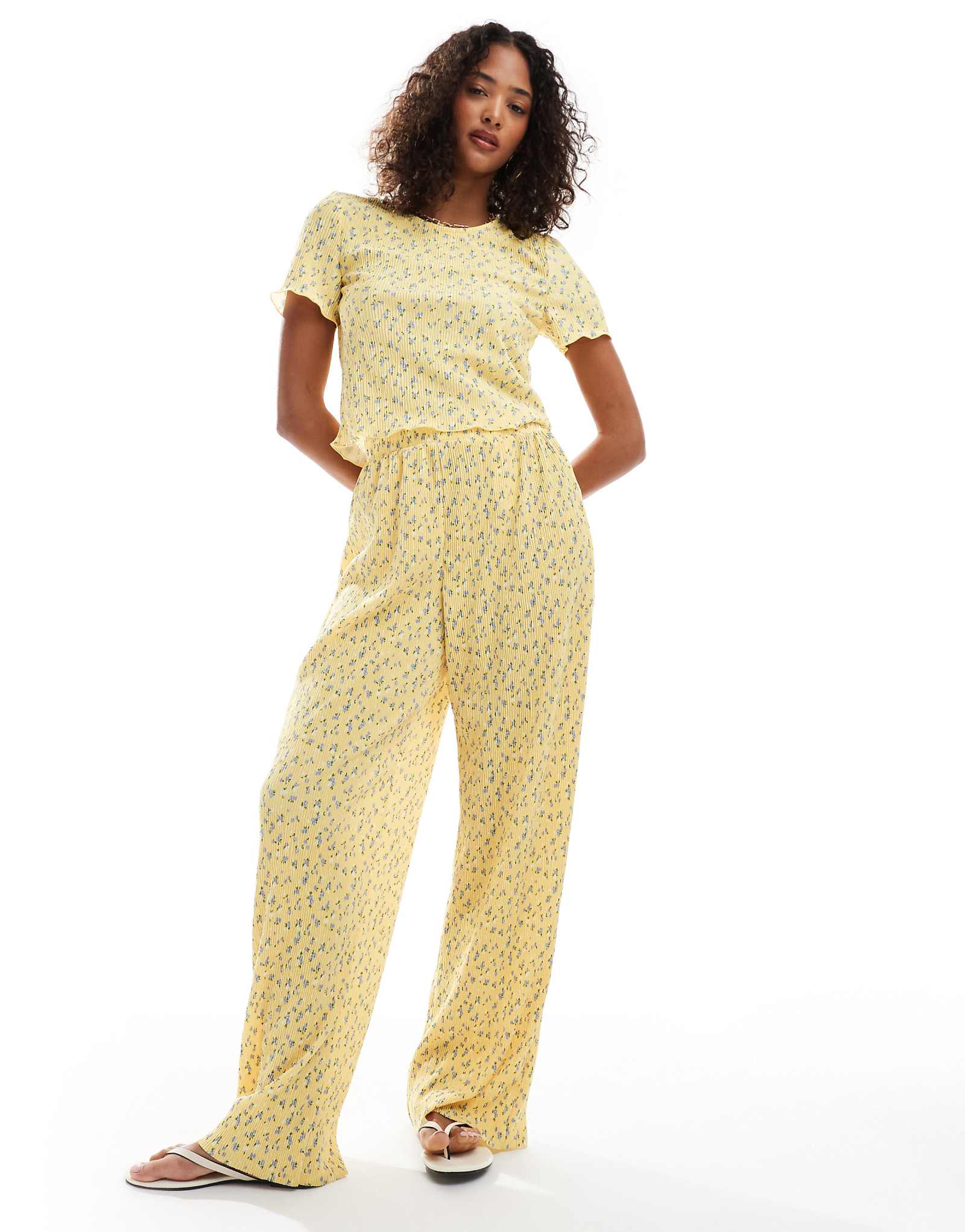 Pieces mini plisse wide leg pants in delicate yellow flower print - part of a set 6590₽