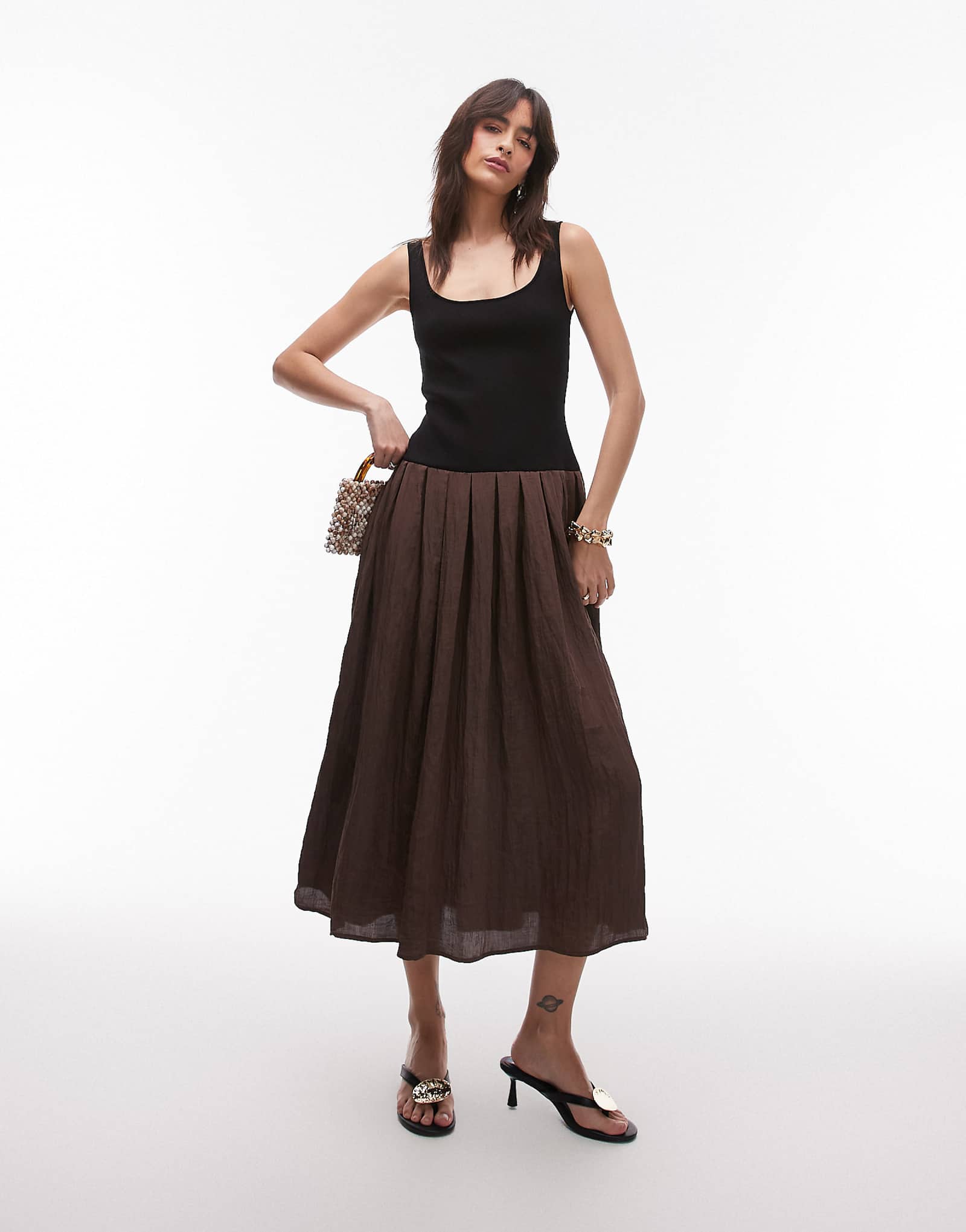 Mango contrast drop waist pleated dress in dark brown 15290₽