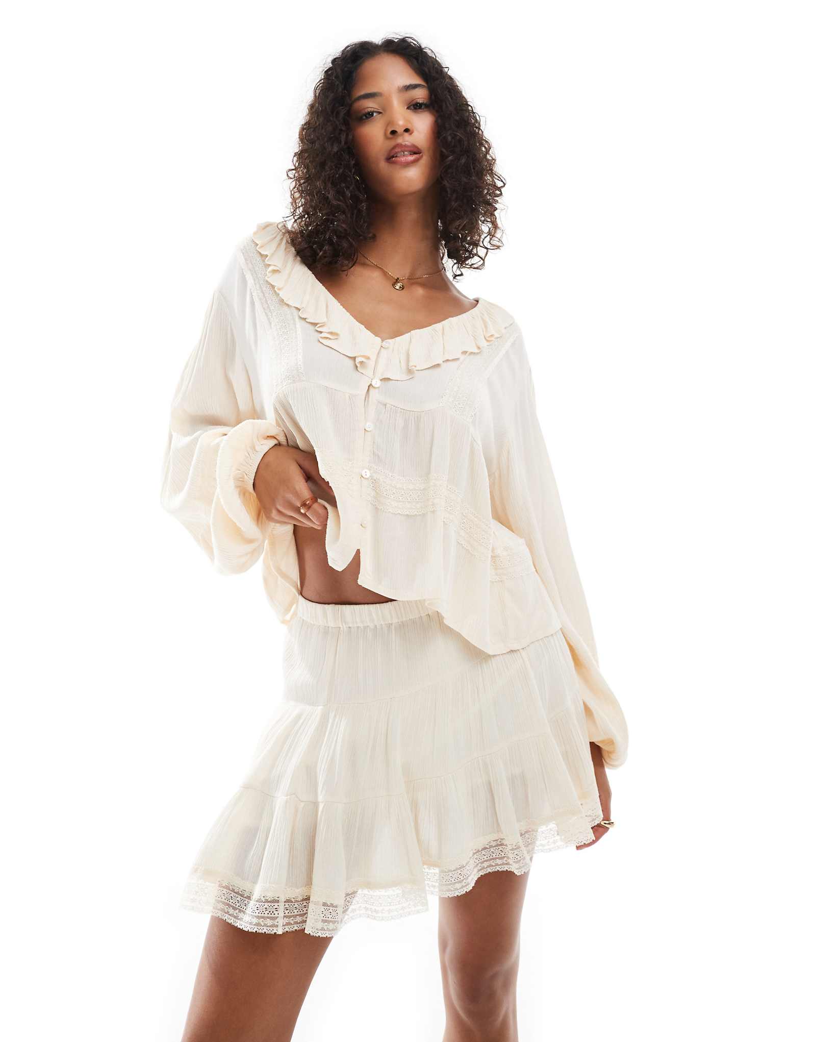 Pull-Bear lace detail tiered mini skirt in ecru - part of a set 6190₽