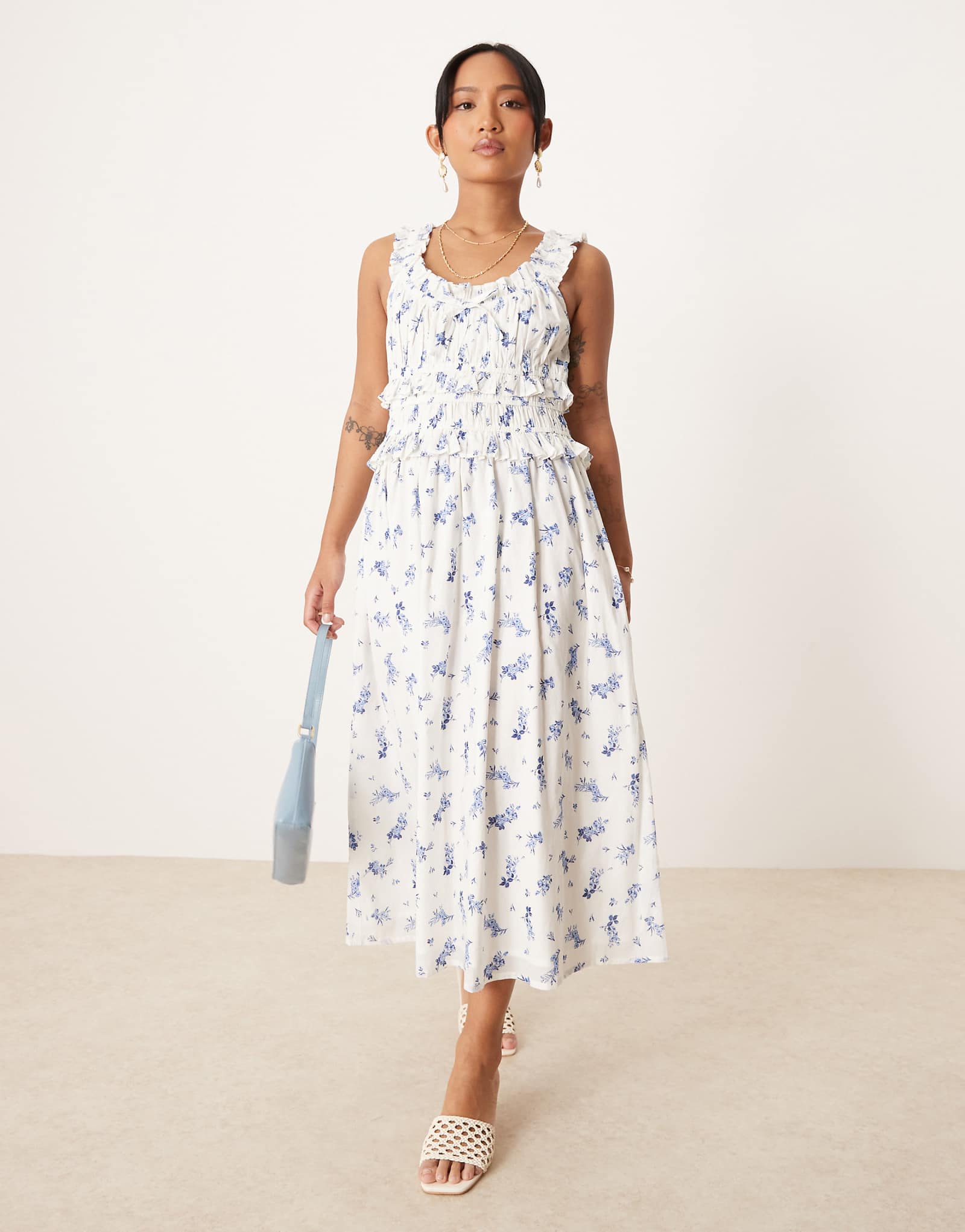 Nobodys Child Petite Ariel ruffle detail midi dress in white and blue floral 27990₽