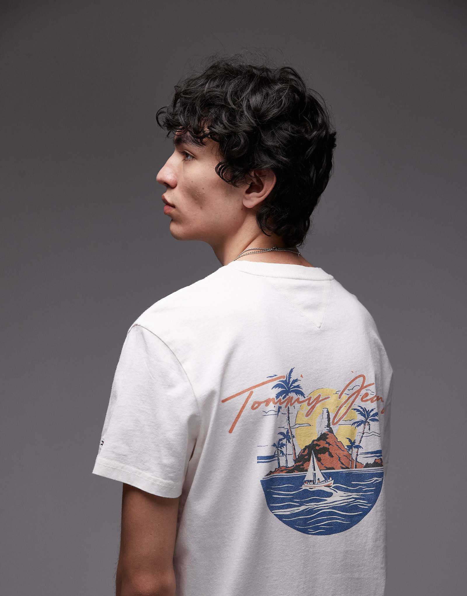 Tommy Jeans sailing backprint graphic t-shirt in white 8890₽