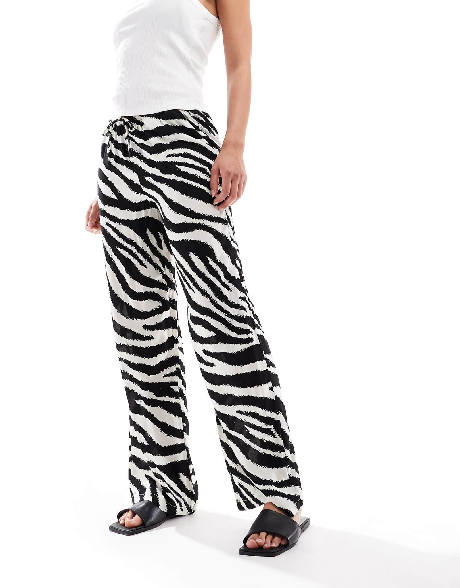 Vero Moda Easy tie waist wide leg pants in zebra print 6790₽