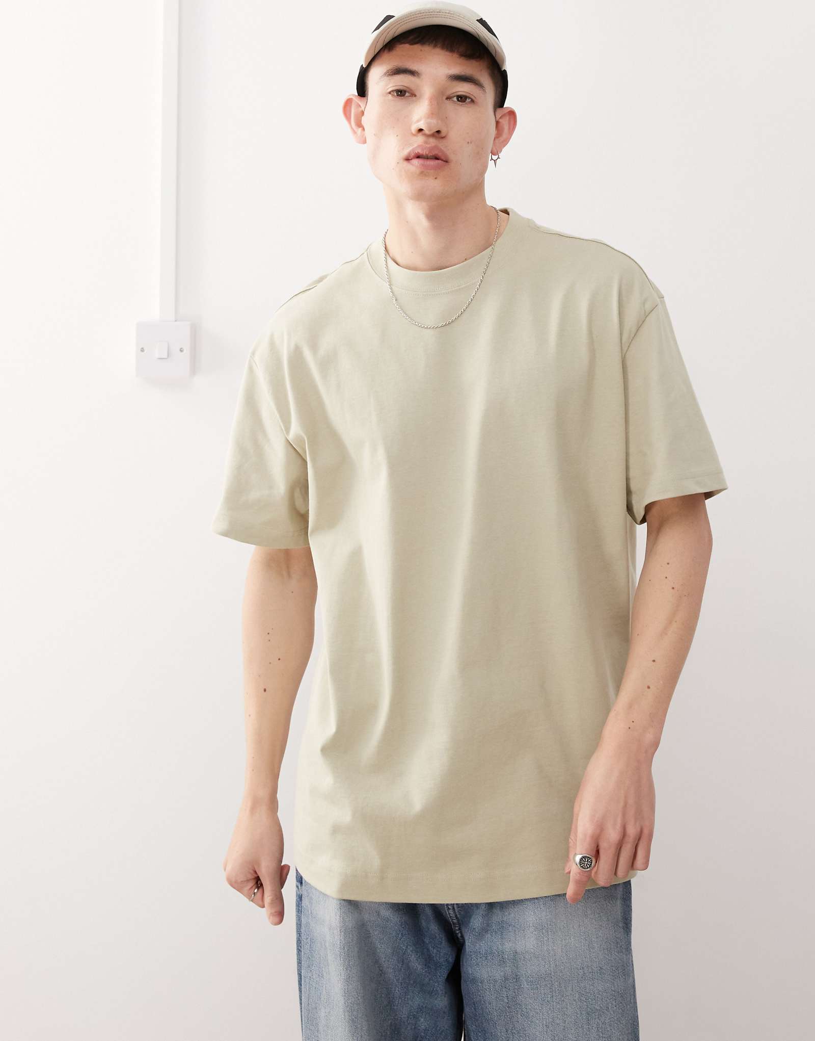 Weekday oversized t-shirt in khaki 4590₽