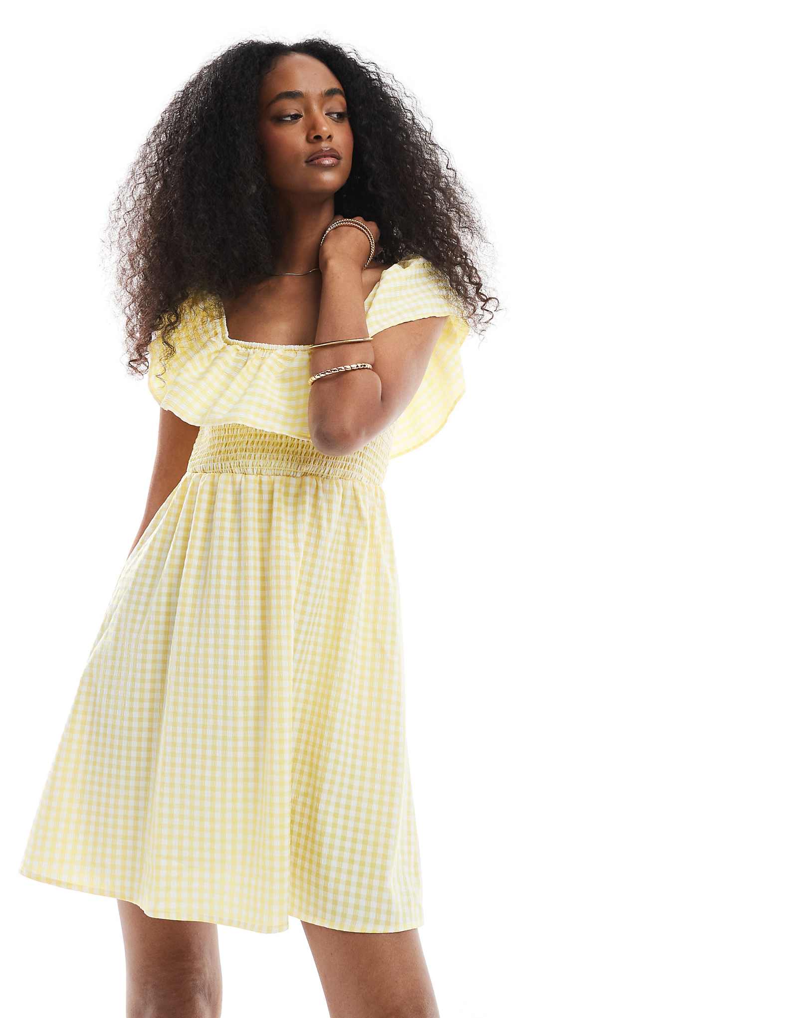 Vero Moda Petite shirred bodice mini dress with frill detail in yellow gingham print 8490₽