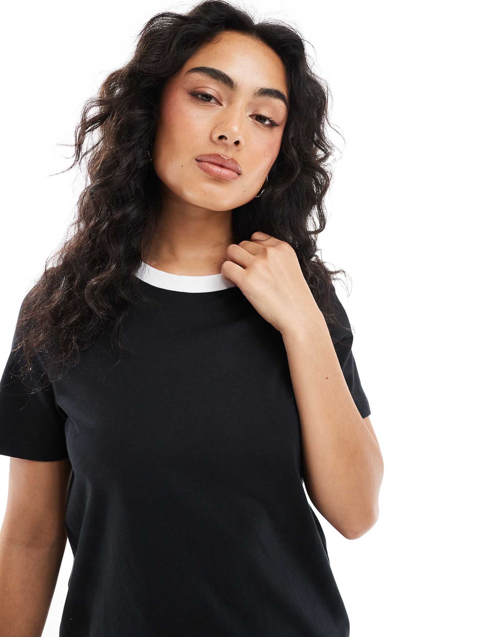 Vero Moda t-shirt with contrast neckline in black 4490₽