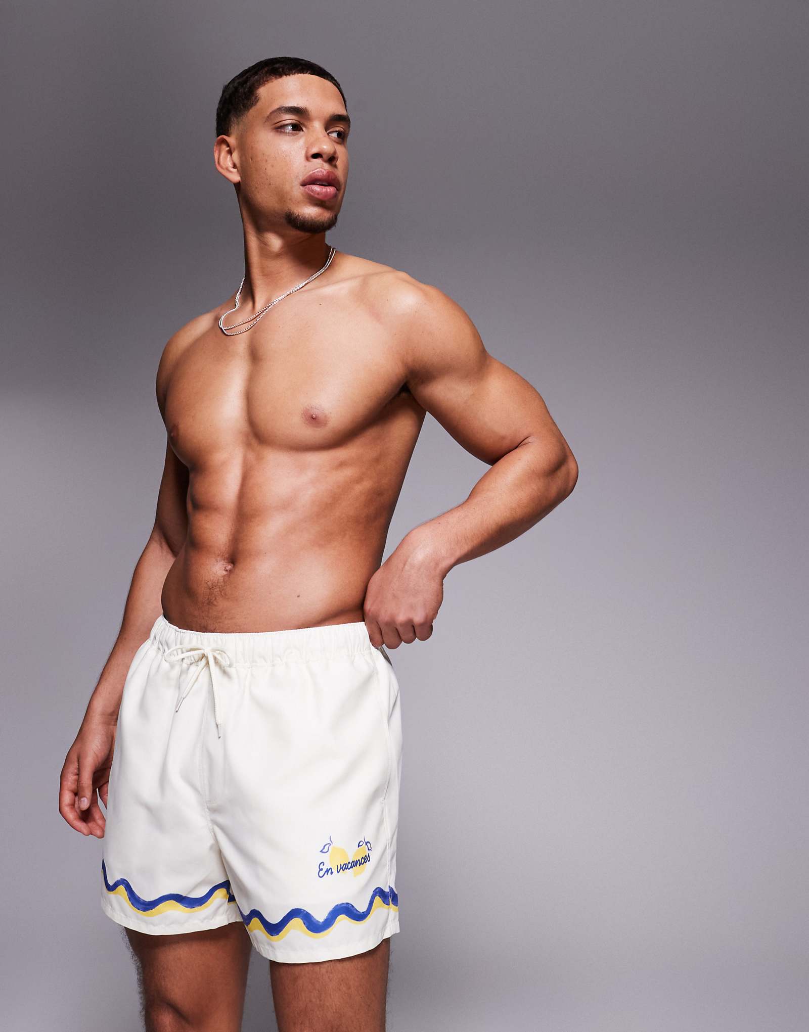 ASOS DESIGN swim shorts in short length with border print in stone 4590₽