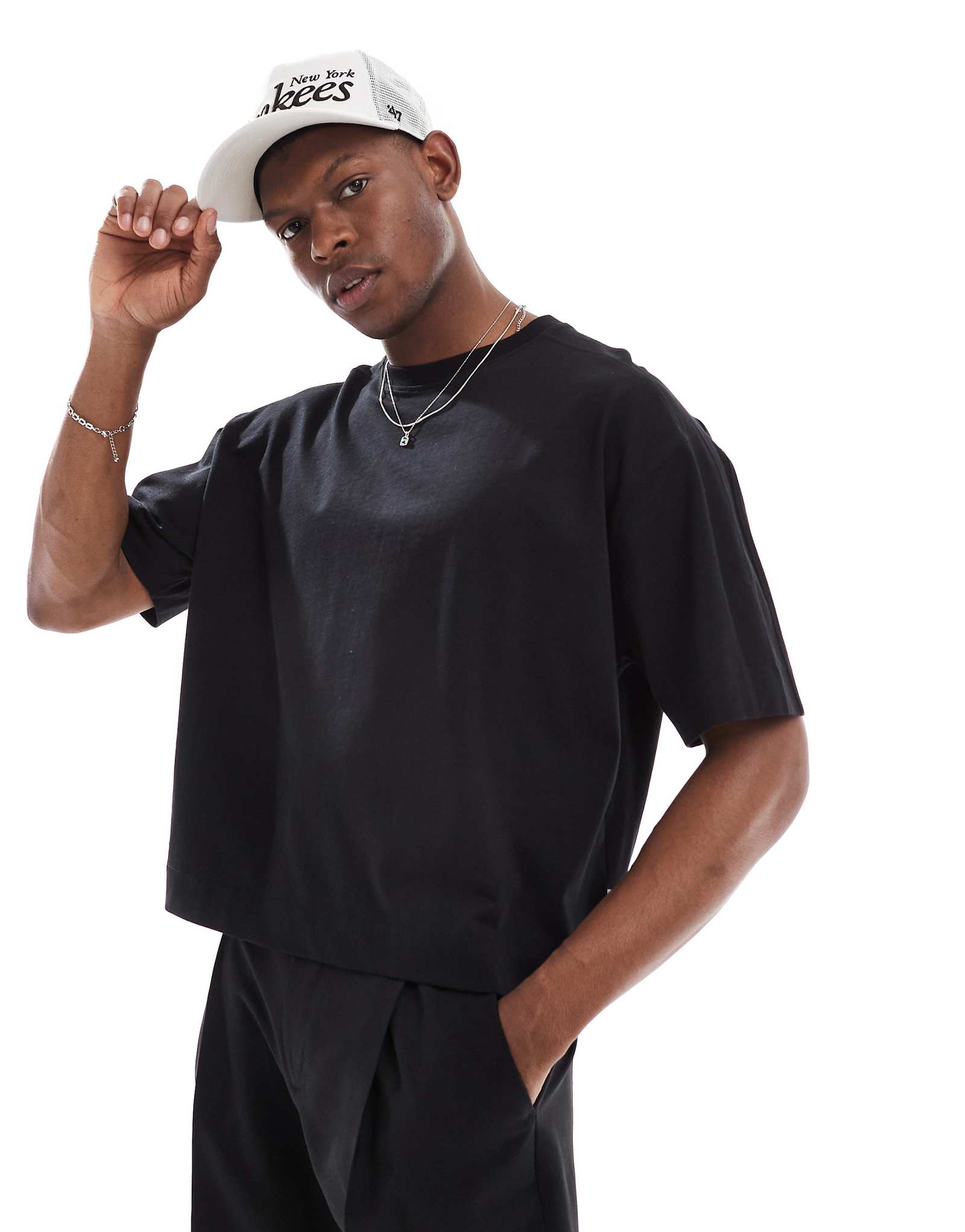 Threadbare 220 GSM boxy fit T-shirt in black 2690₽