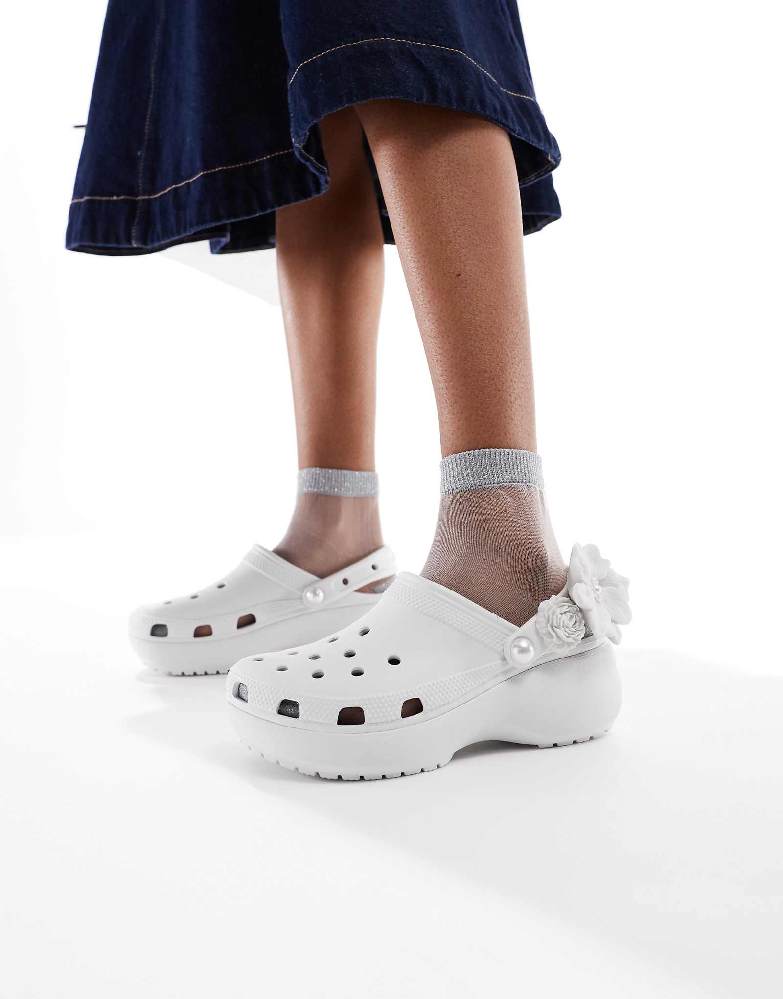 Crocs Classic platform bouquet clogs in moonlight 11390₽