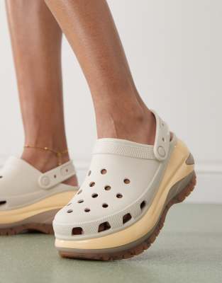 Сабо Crocs Mega crush миндального оттенка/мульти