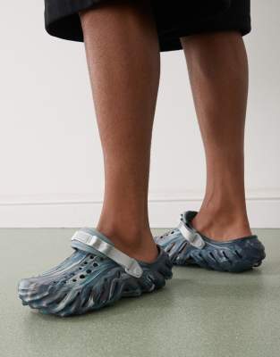 Сабо Crocs с мраморной отделкой на черном песке/мульти