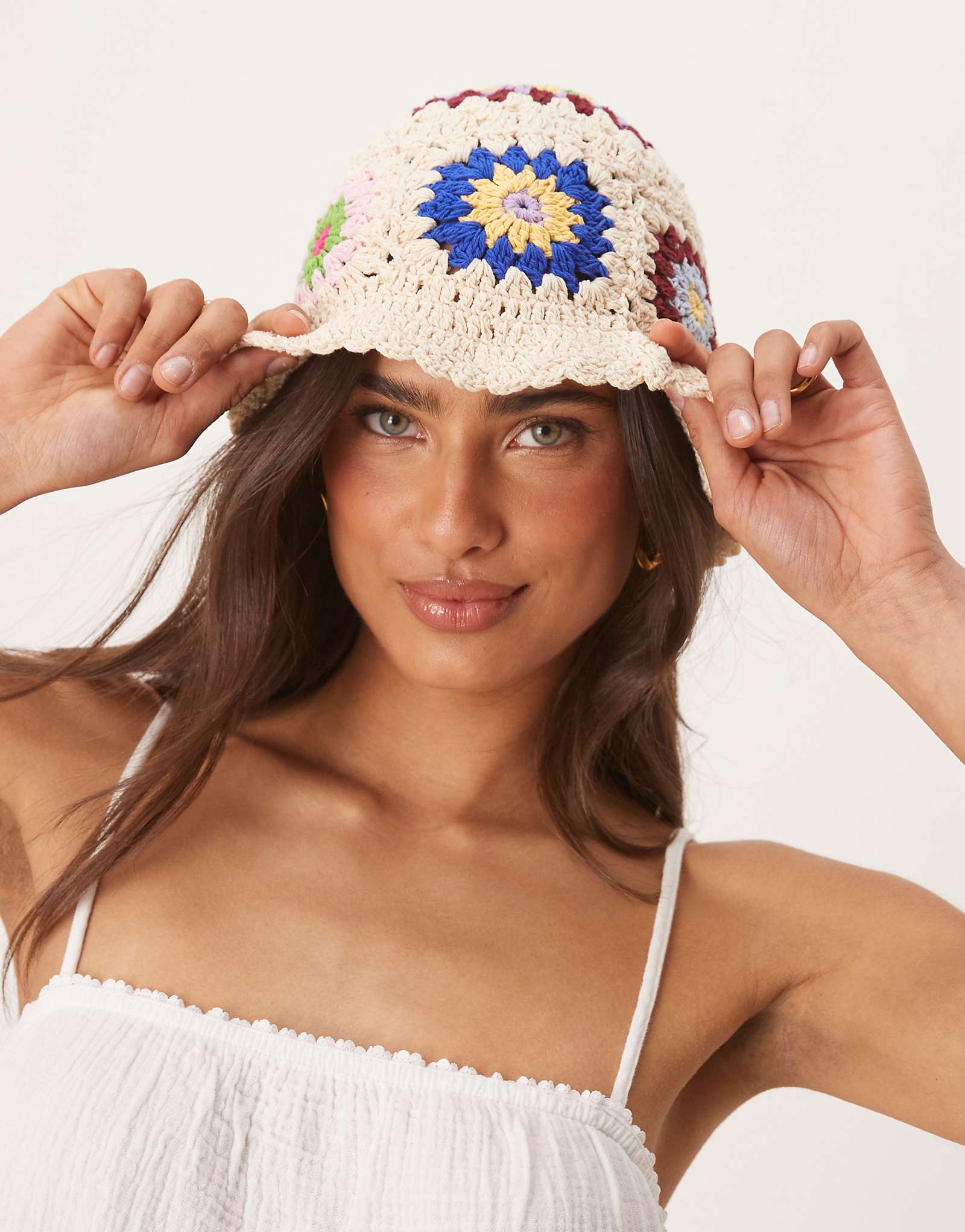 Sui Ava bohemian crochet bucket hat in cream 8890₽