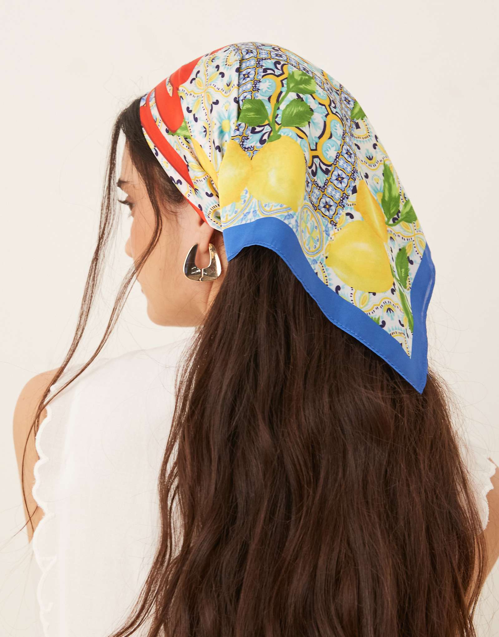 Sui Ava Ciao Amore lemon print scarf in multi 6690₽