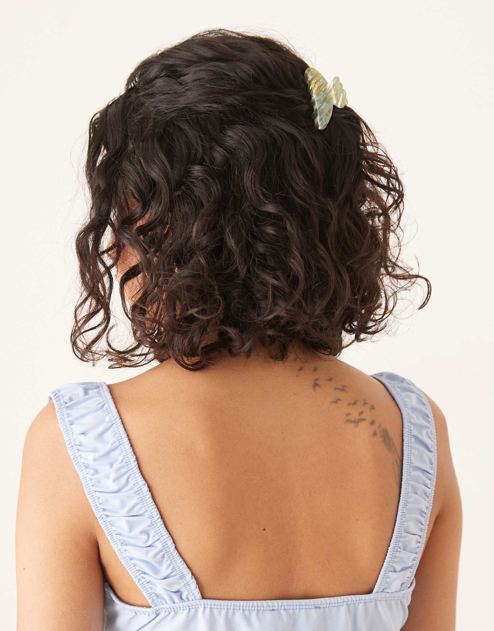 Sui Ava Helle Vacanza mini hair claw in matcha green