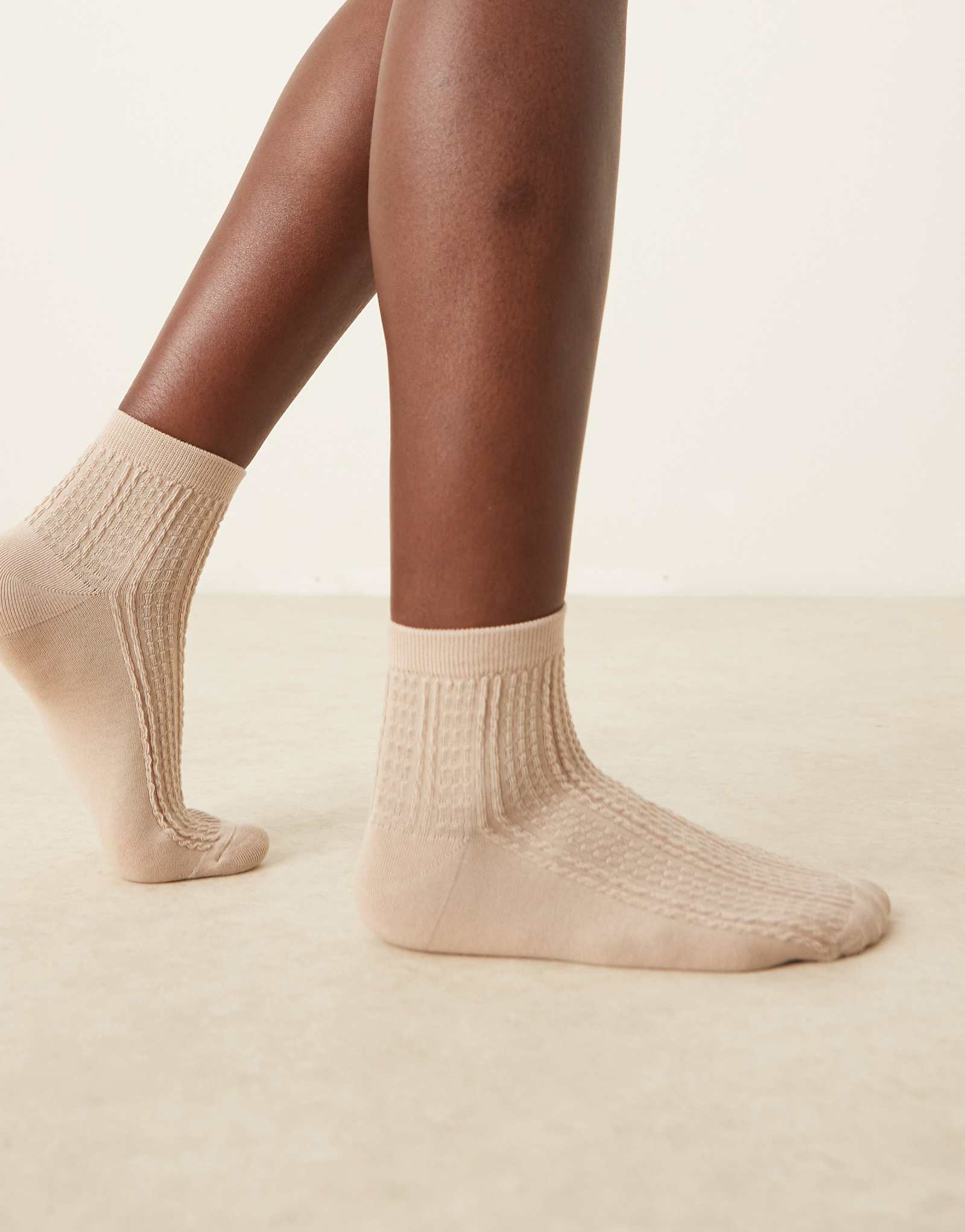 Sui Ava Sofie pointelle ankle socks in beige