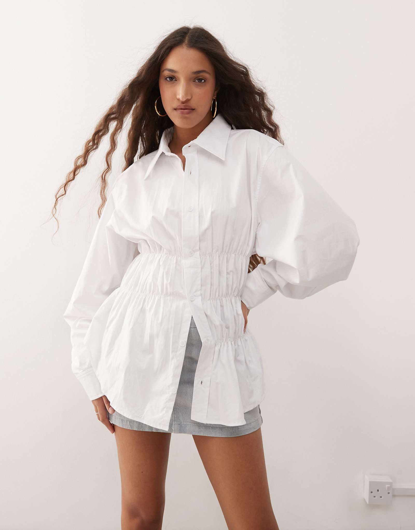 Lioness chloe cotton wide sleeve cuffed ruched detail oversized shirt in white 18290₽