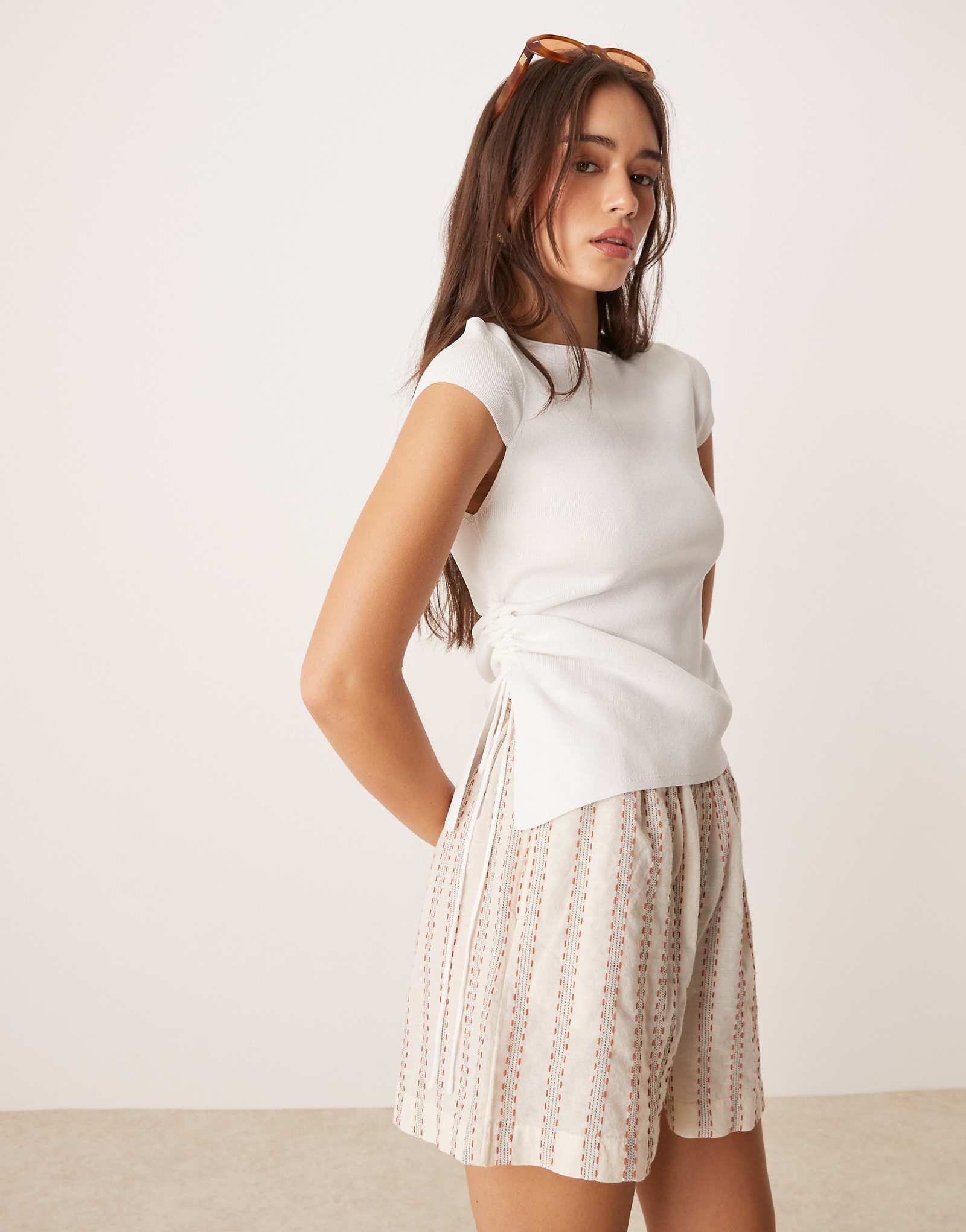 Белая трикотажная футболка с рюшами по бокам от галстука Mango tie 10190₽