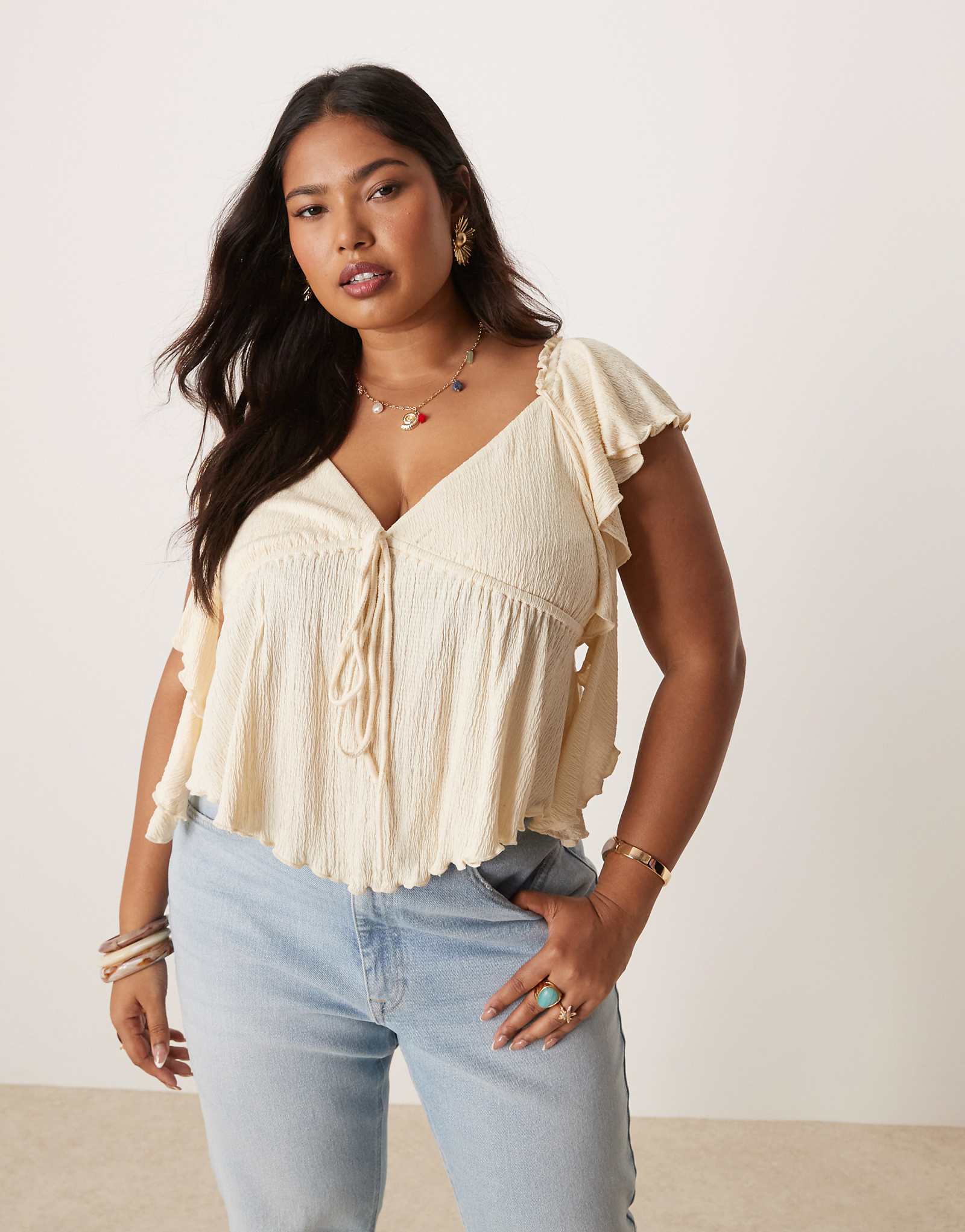 ASOS DESIGN Curve crinkle flutter sleeve open back top in cream 4290₽