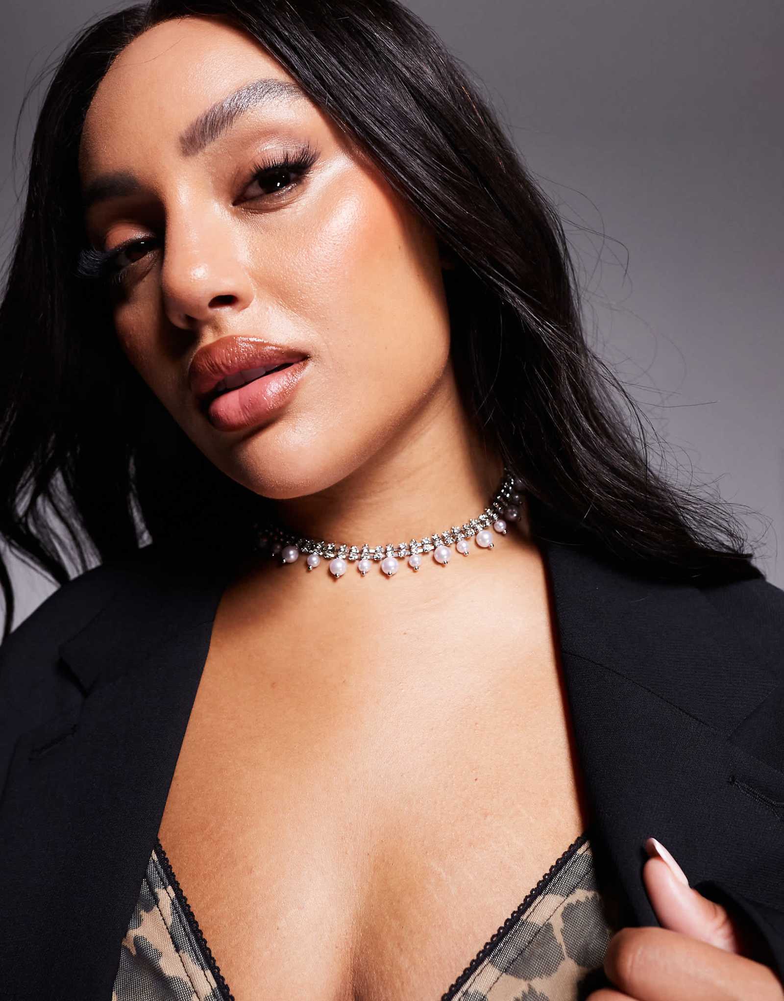 ASOS DESIGN choker necklace with crystal cupchain and faux pearl design in silver tone 1890₽