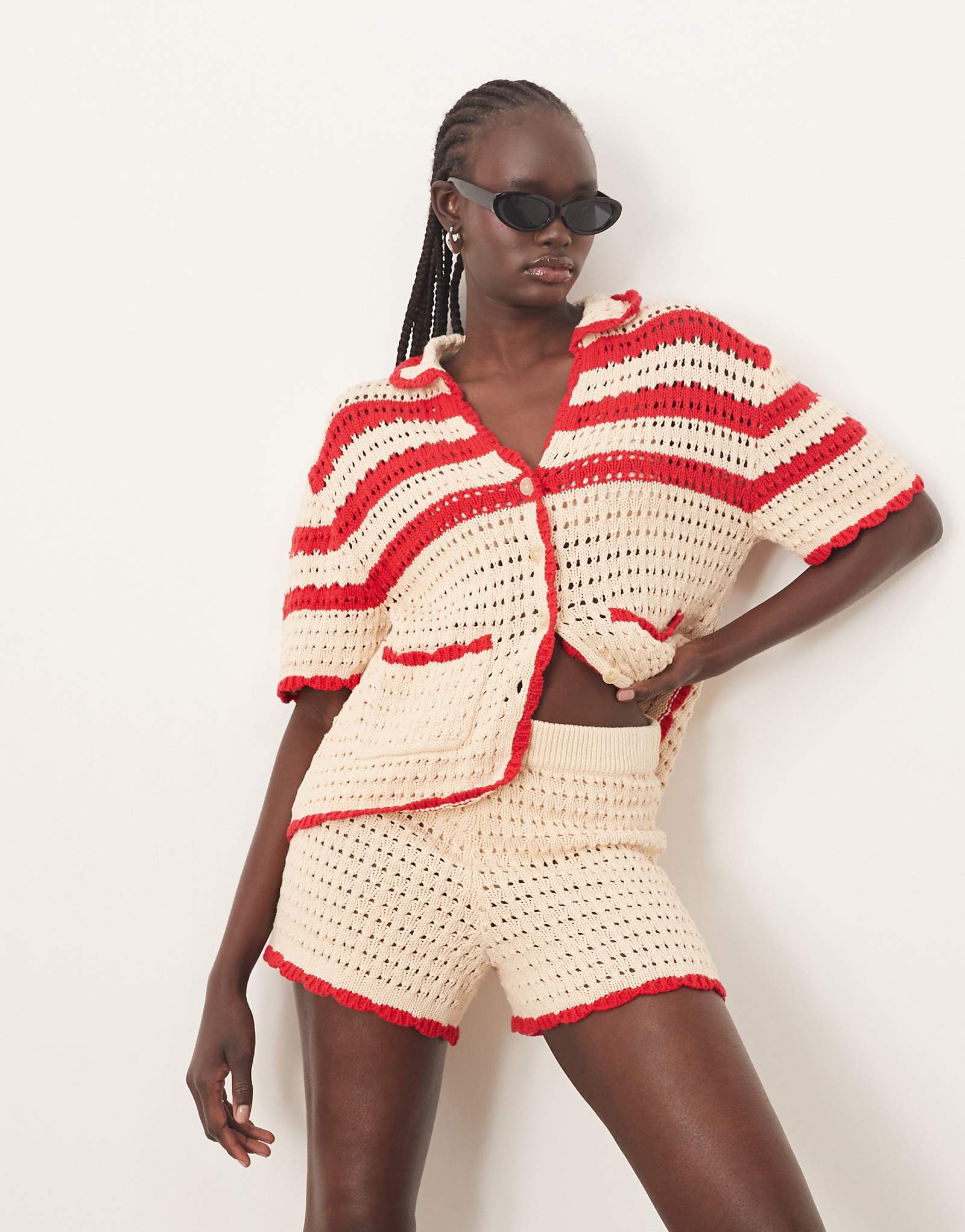 ARRANGE knit contrast stripe shorts in cream and red - part of a set 6590₽