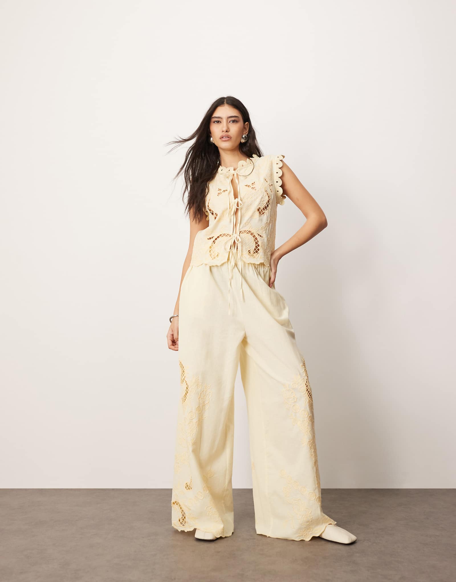 ARRANGE cotton embroidered cutwork straight leg pants in lemon 13390₽
