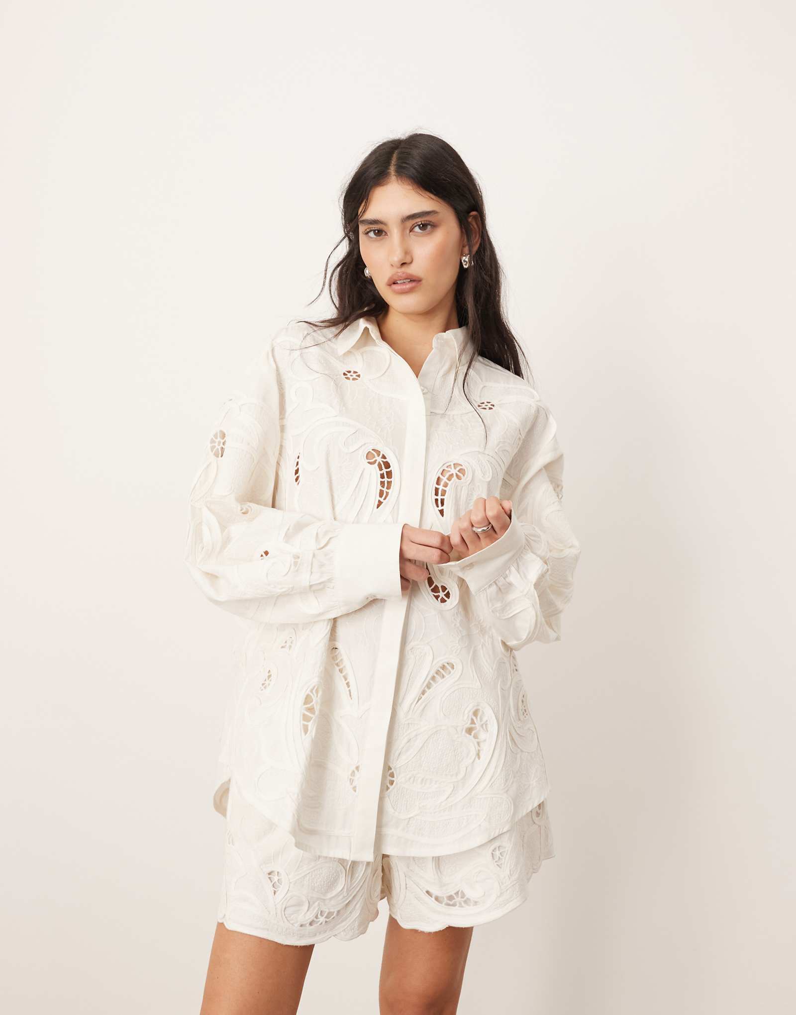 ARRANGE cotton mirrored floral embroidered cutwork shirt in white - part of a set 24290₽