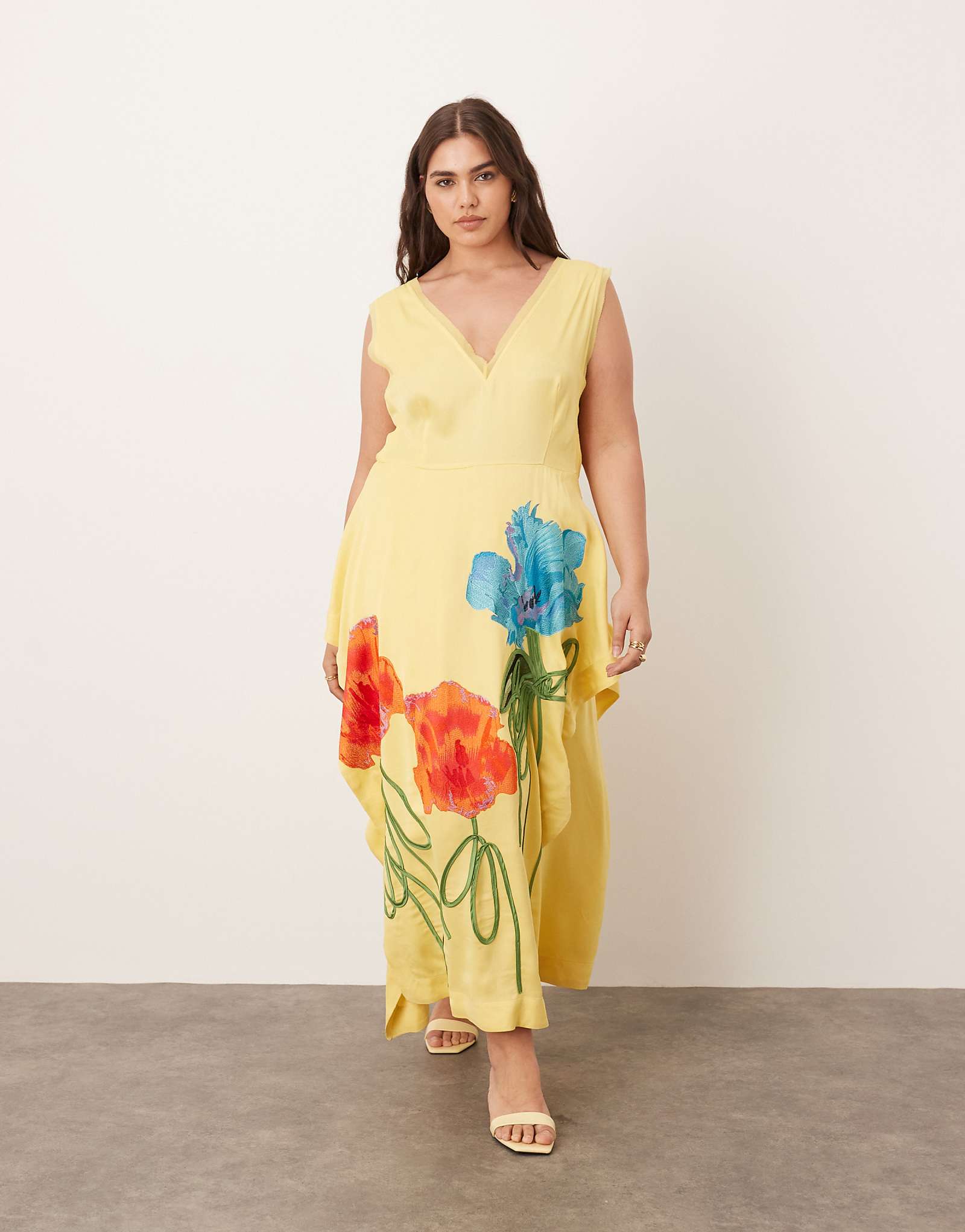 ARRANGE Curve floral embroidered sleeveless midaxi dress with side splits in yellow 38390₽