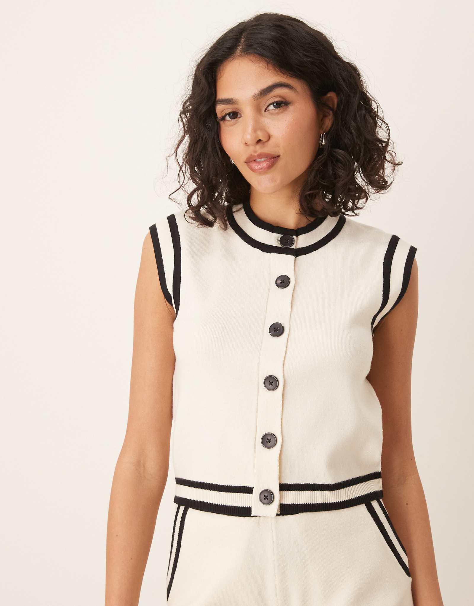 Brave Soul knit vest with black piping in white - part of a set 6790₽