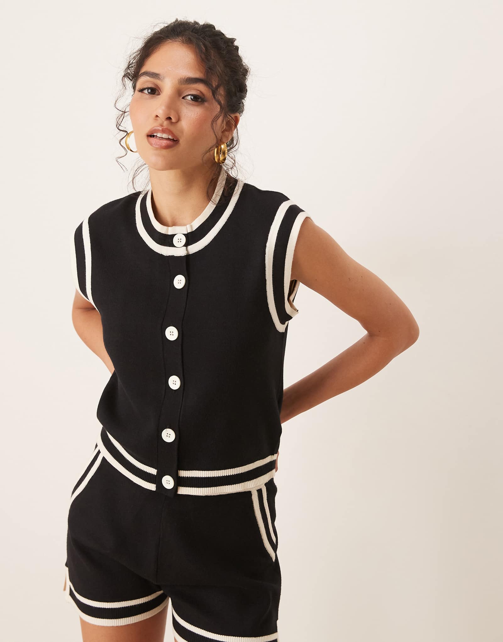 Brave Soul knit vest with white piping in black - part of a set 4890₽
