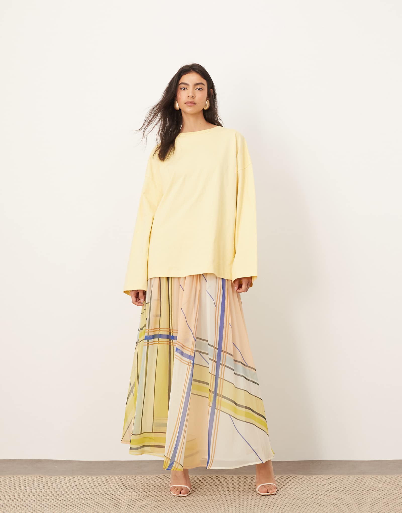 ARRANGE tiered maxi skirt with tie waist in plaid print 25490₽