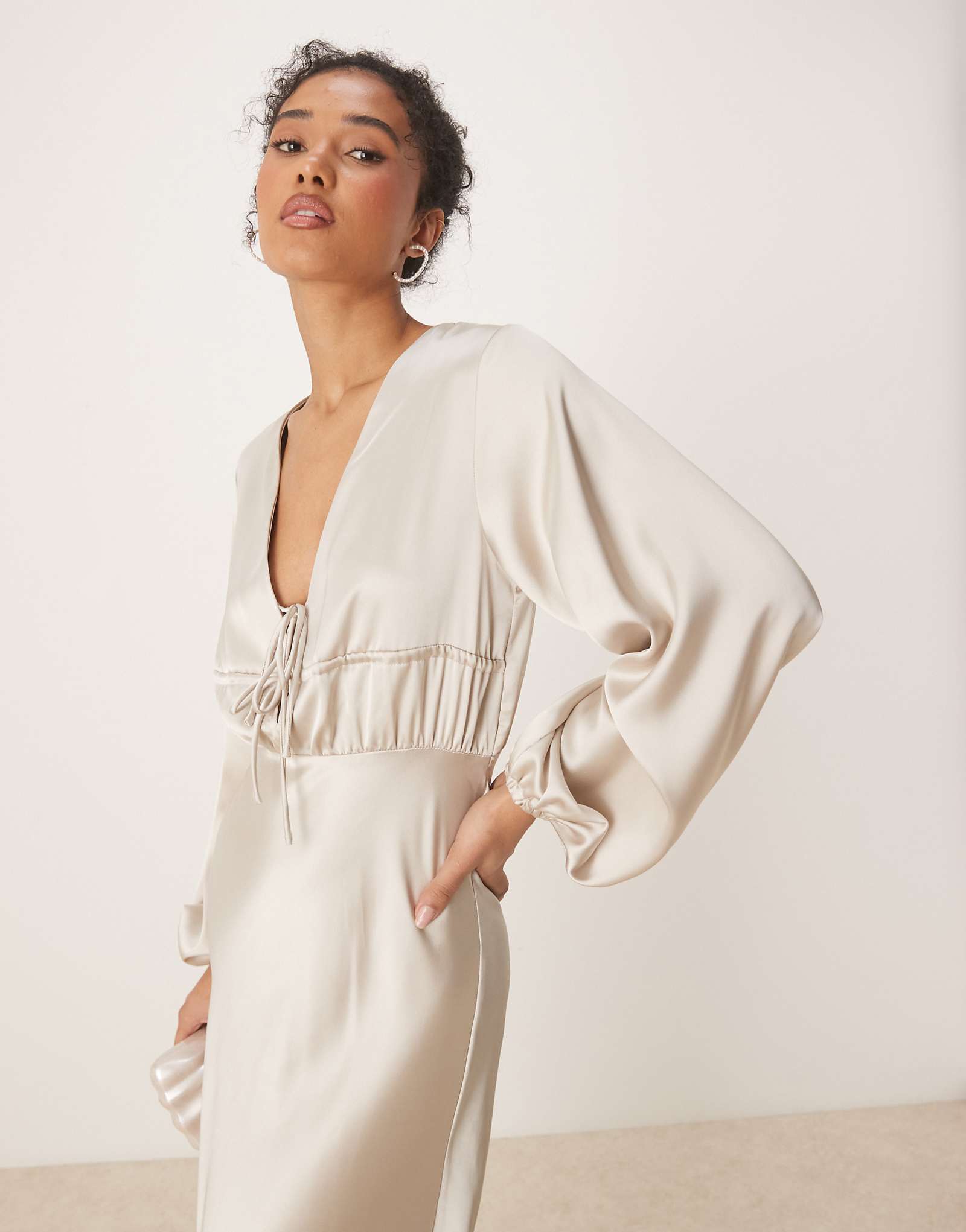 Gina Tricot satin long sleeve v neck tie front dress with ruched details in light beige 24890₽