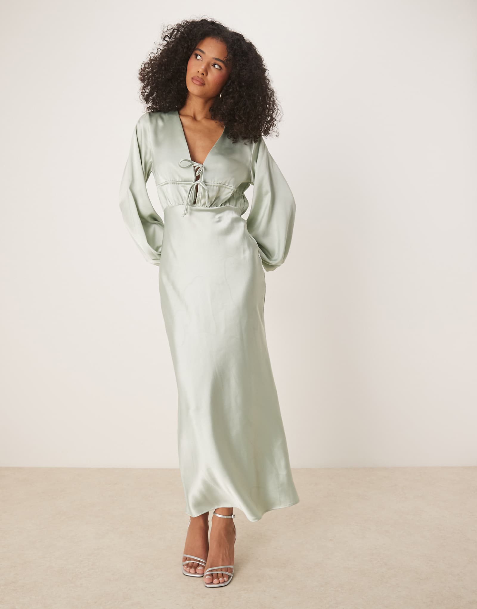 Gina Tricot satin long sleeve v neck tie front midi dress with ruched details in light green 24890₽