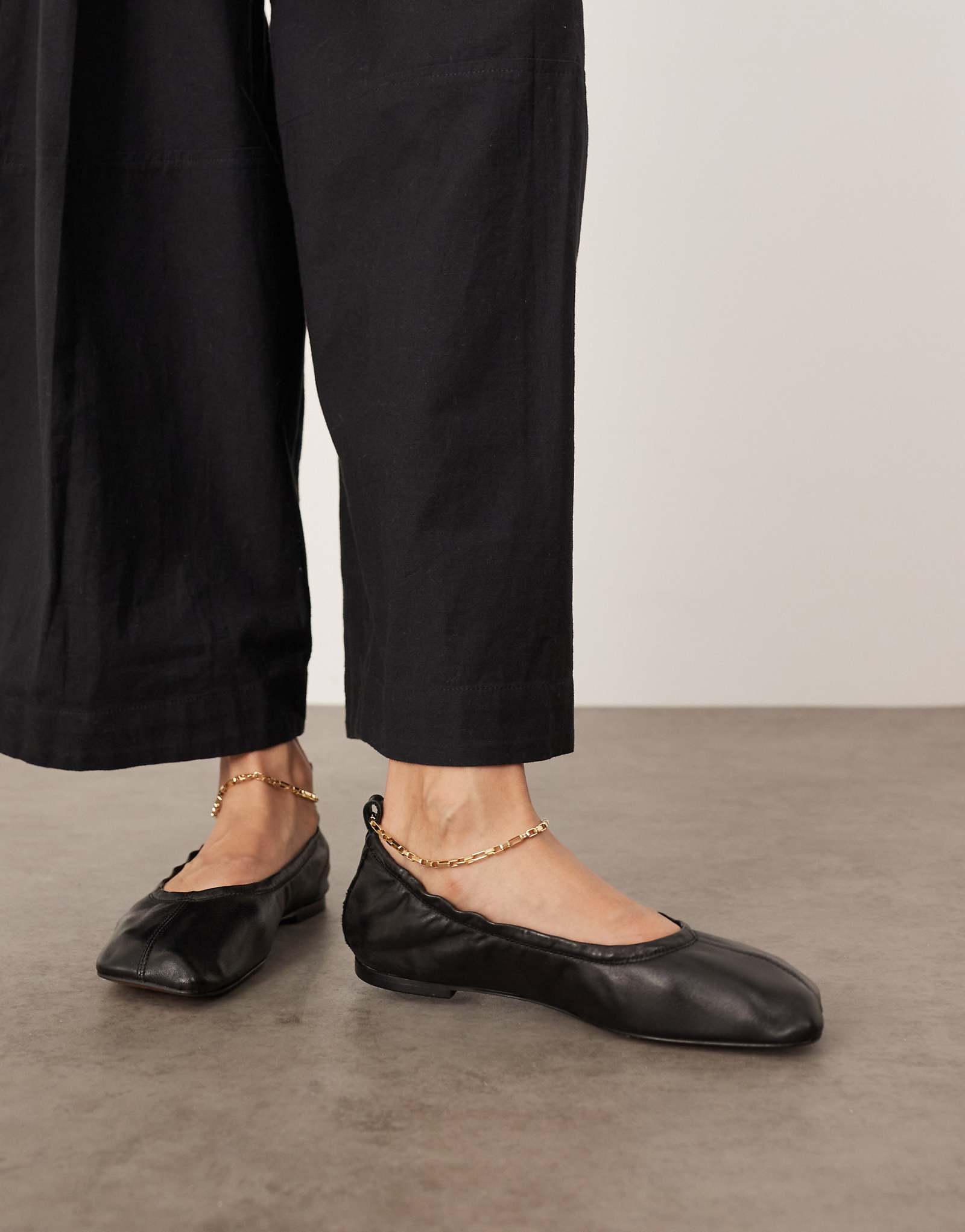 ARRANGE Edie premium leather ballet flats with chain in black 22690₽