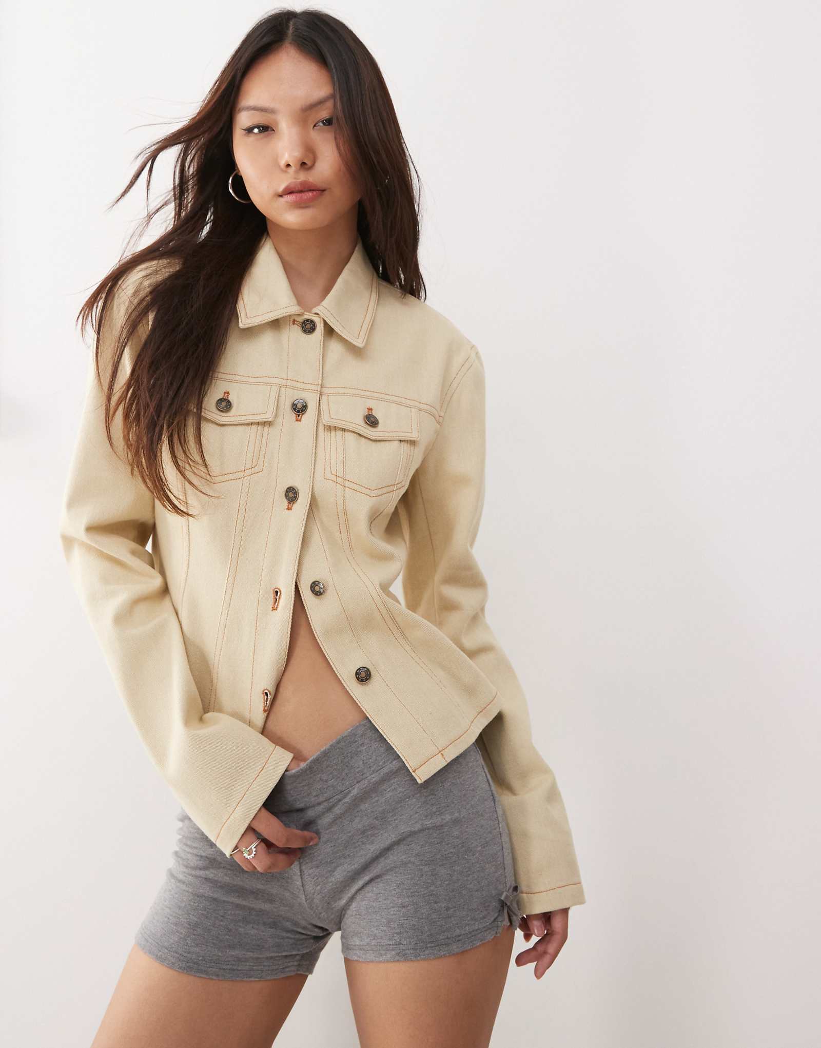 Lioness rider cinch detail denim jacket in ecru 18890₽