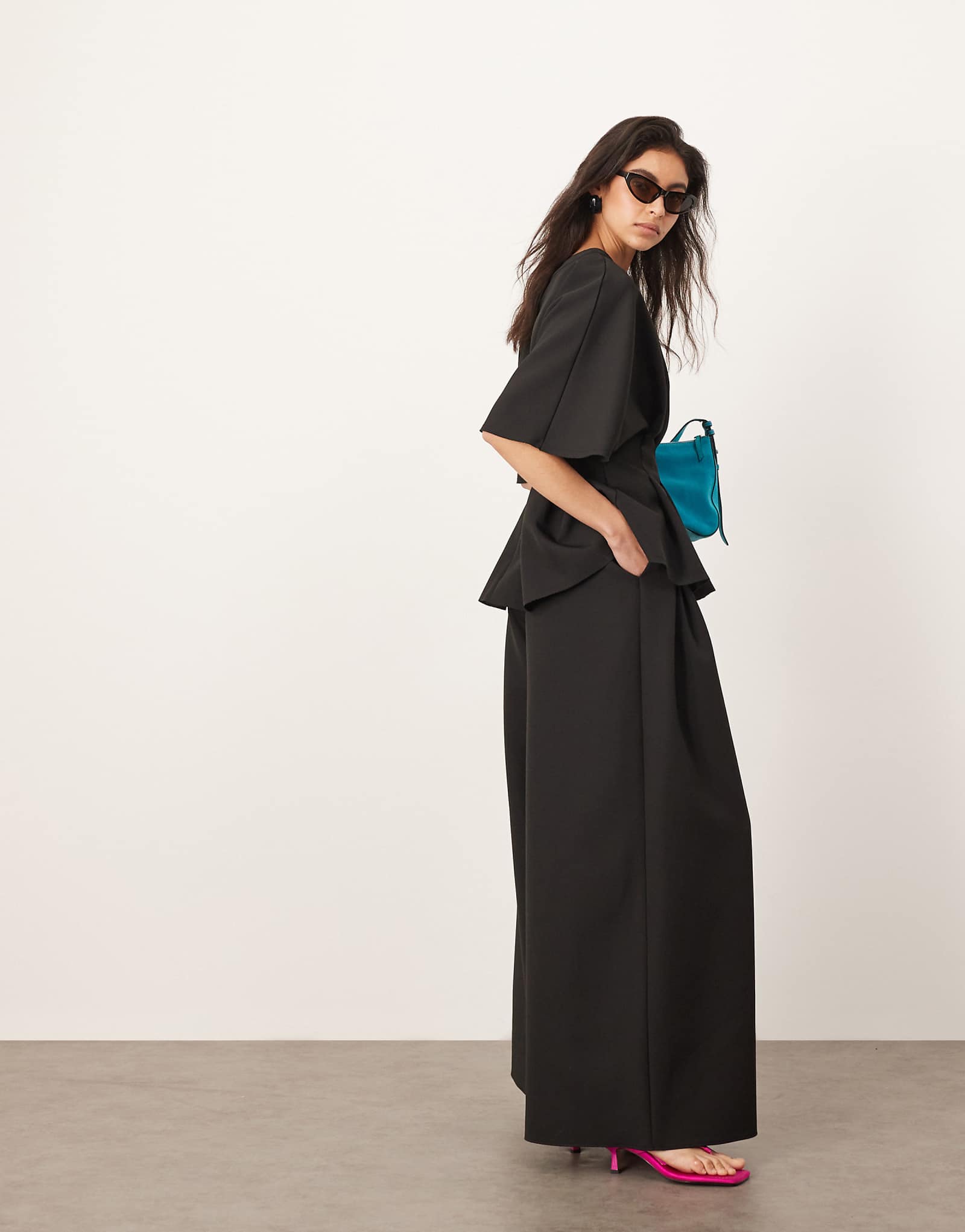 ARRANGE pleated waist tailored wide leg pants in black - part of a set 22290₽