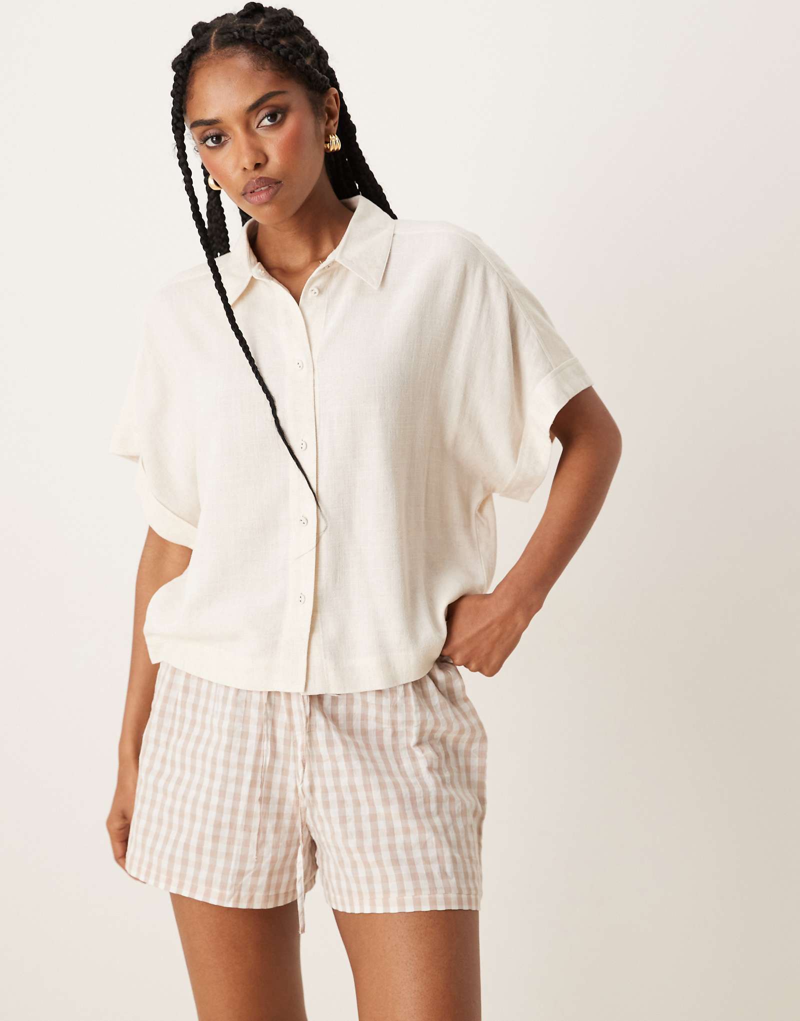 Selected Femme cropped linen mix shirt in cream 23890₽