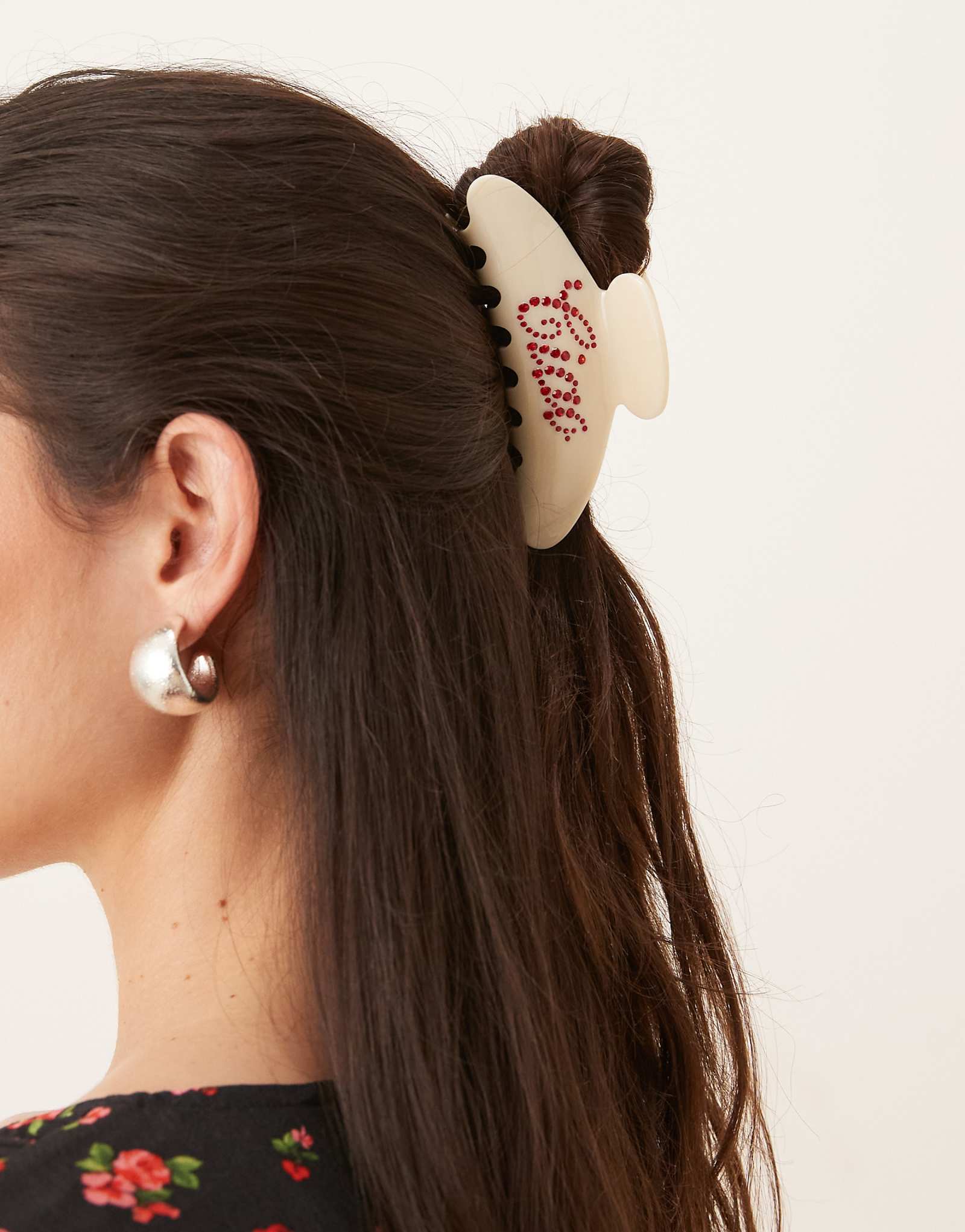 Sui Ava Ida Ciao Bella embellished large hair claw in cream 5290₽