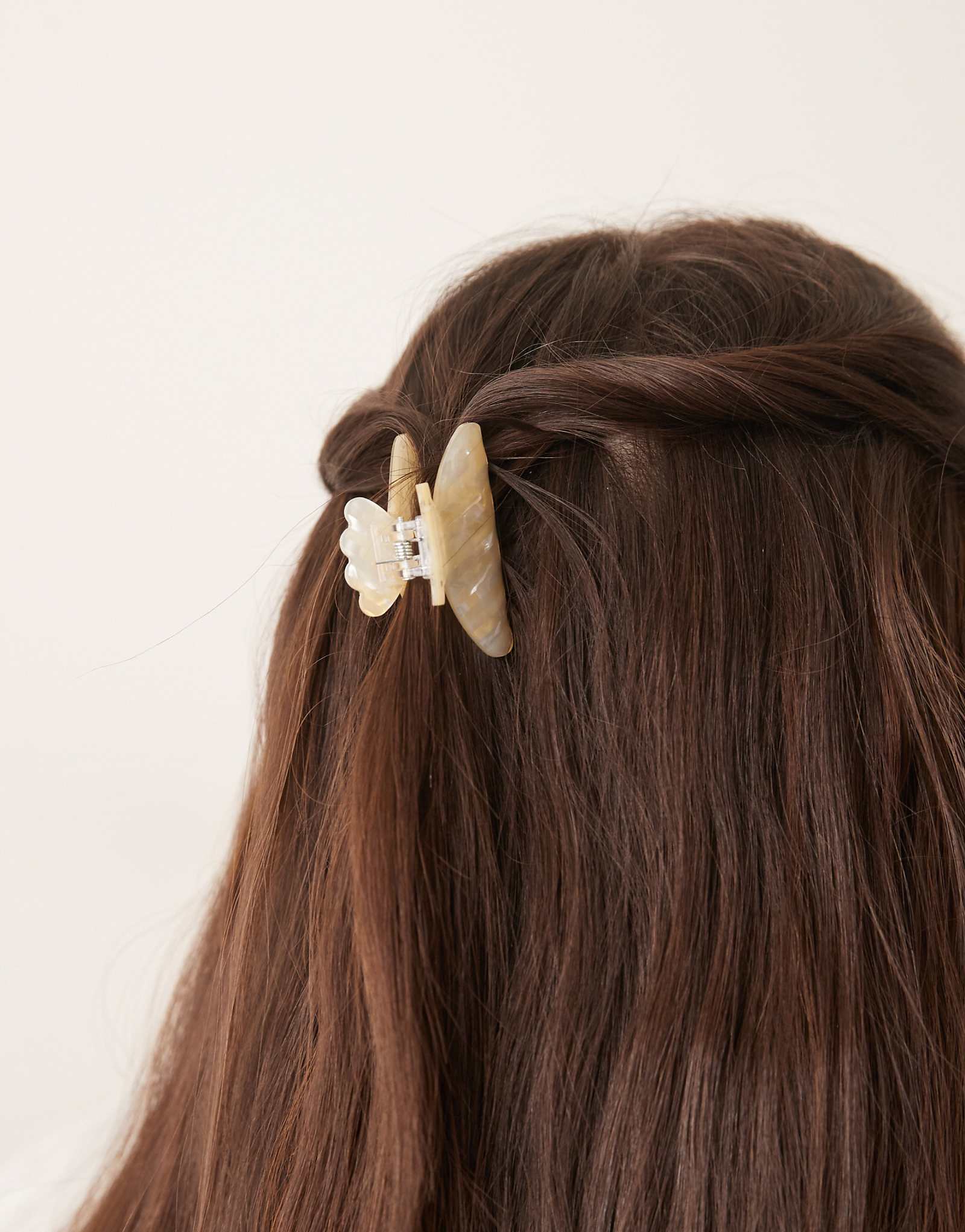 Sui Ava Helle Vacanza mini hair claw in pale yellow