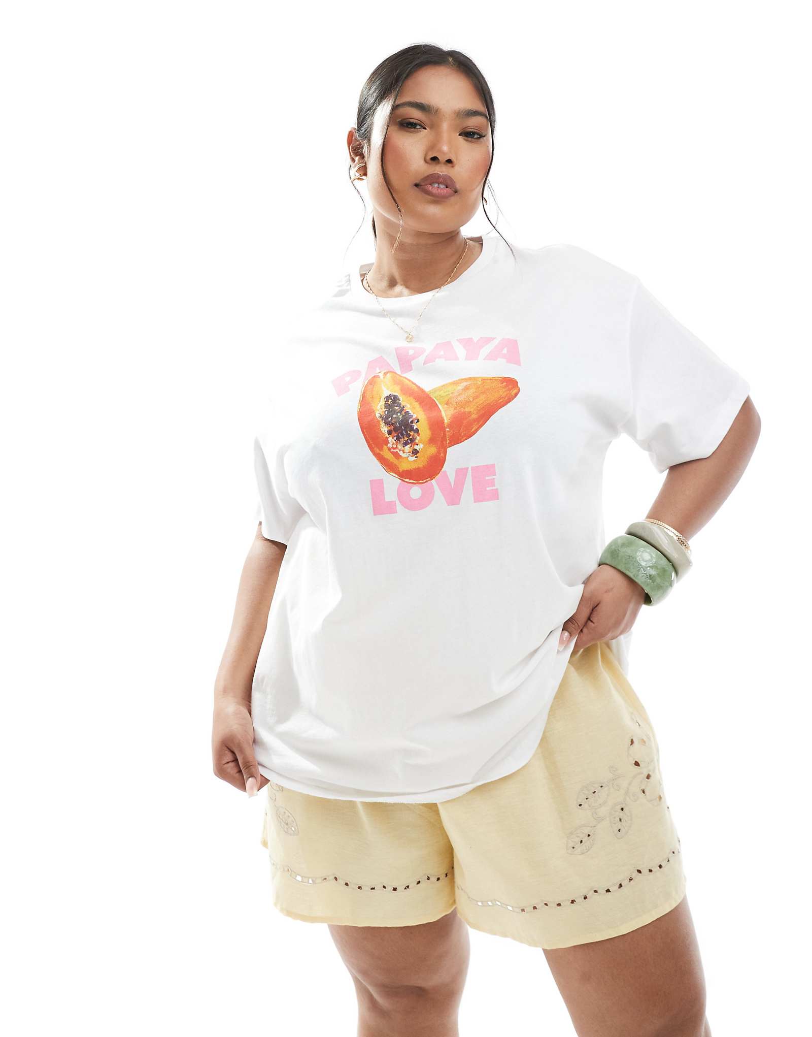 Pieces Curve oversized t-shirt with papaya love graphic in white 4390₽