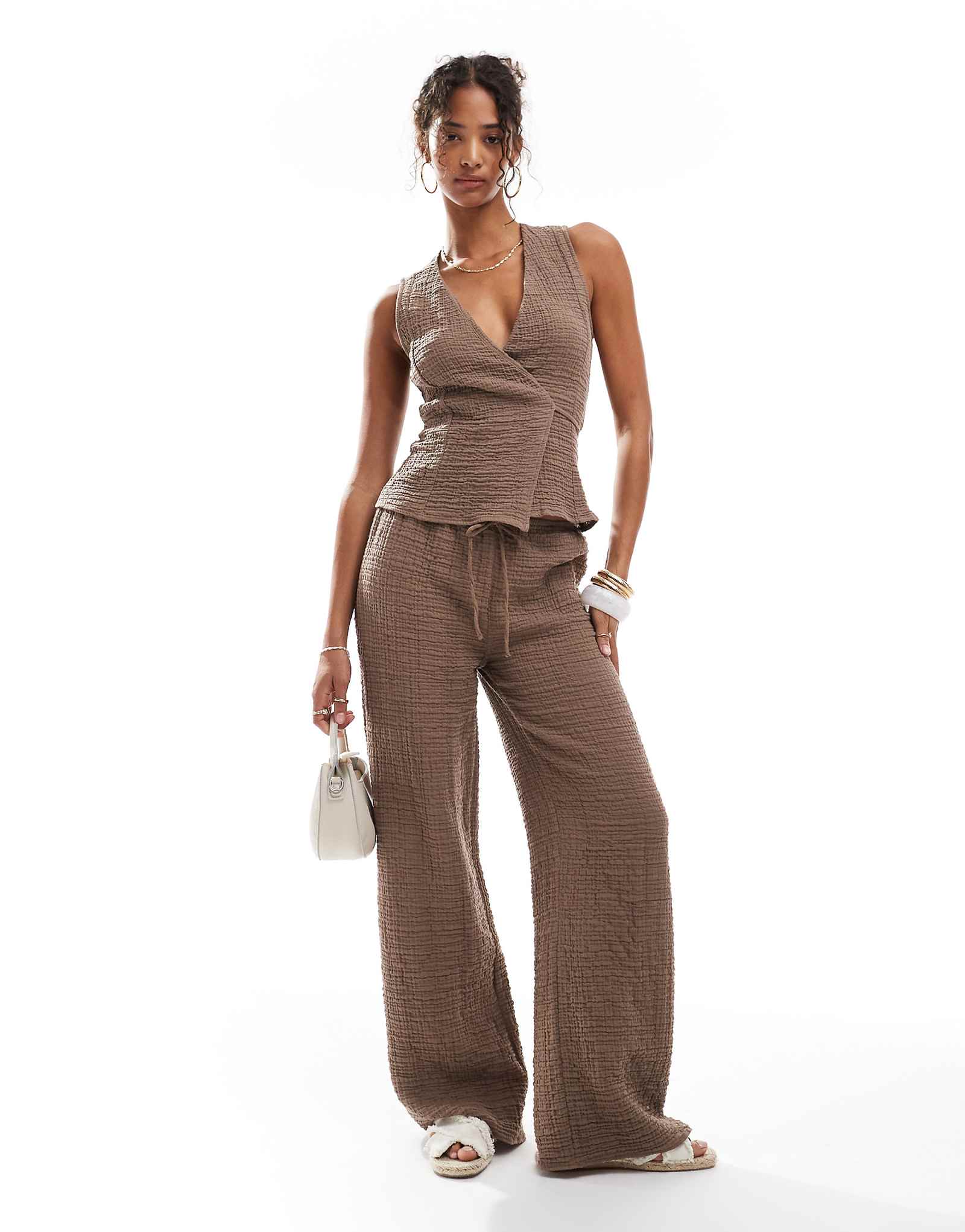 Pull-Bear crinkle textured straight leg pants in taupe brown - part of a set 9390₽