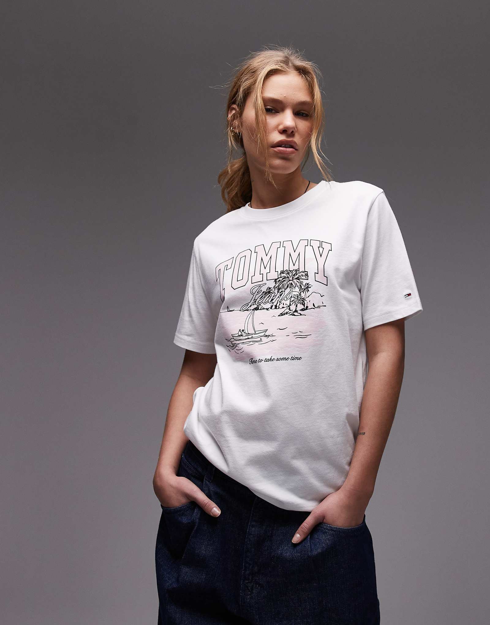 Tommy Jeans holiday graphic oversized T-shirt in white and pink 10390₽