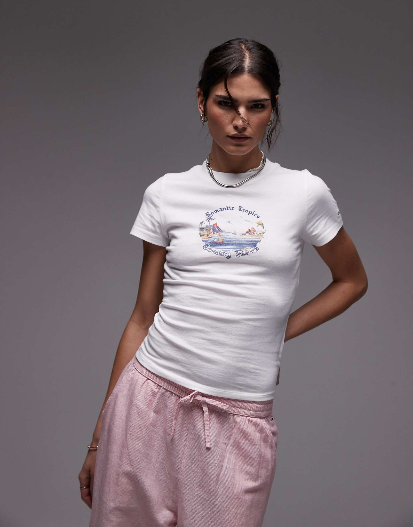 Tommy Jeans romantic tropics graphic t-shirt in white 8290₽