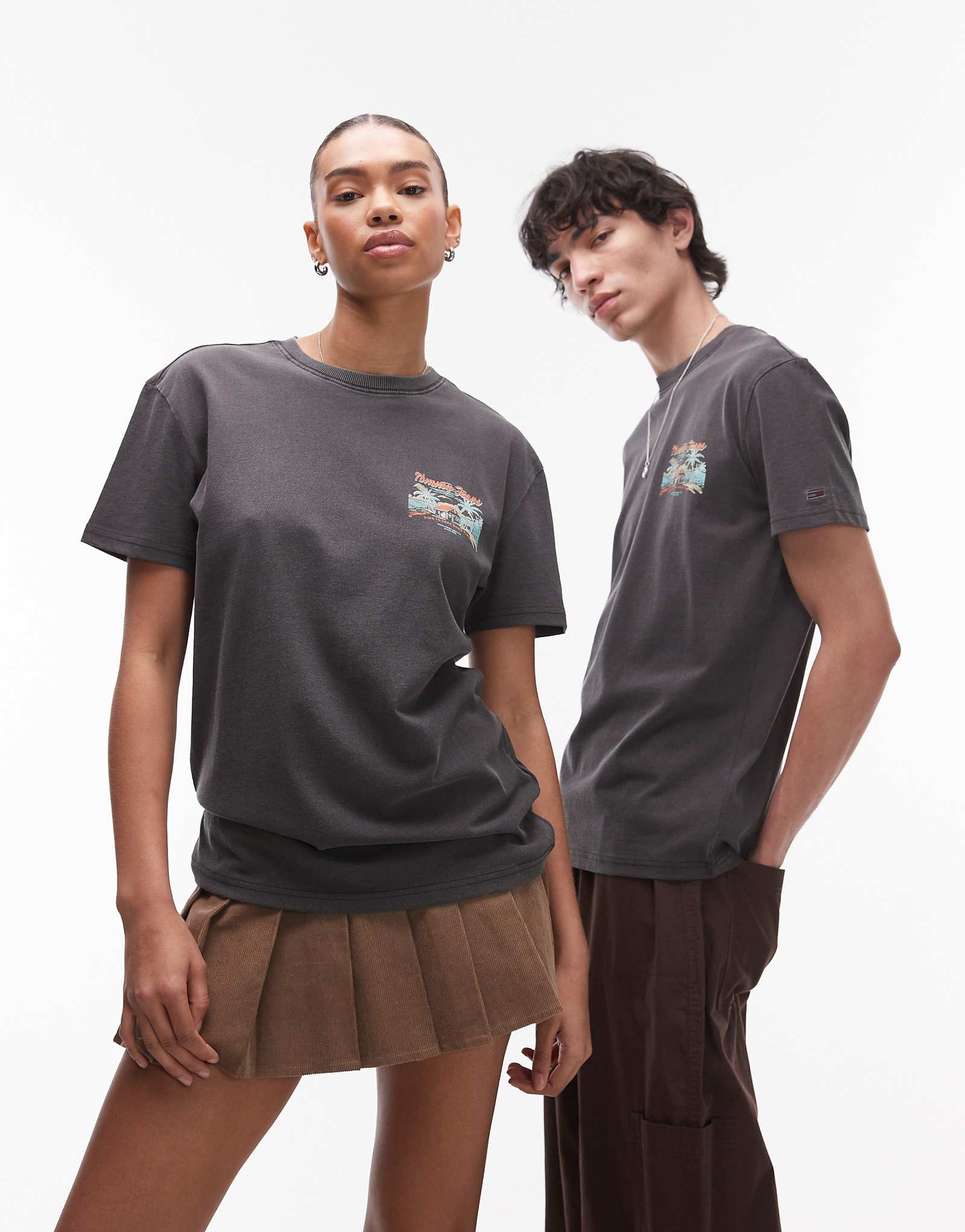 Tommy Jeans unisex tropical back print T-shirt in black 5990₽