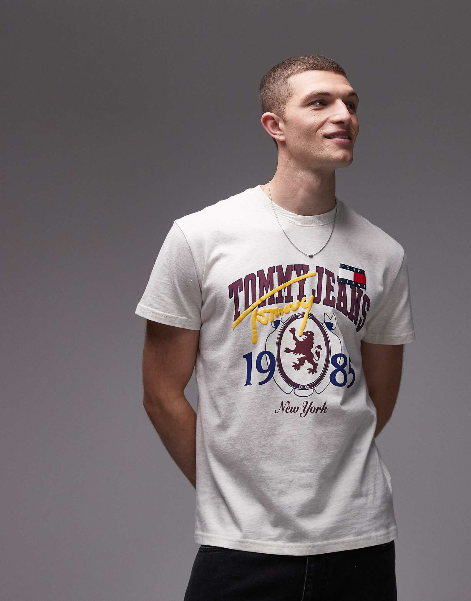 Tommy Jeans varsity university graphic t-shirt in oatmeal 6590₽