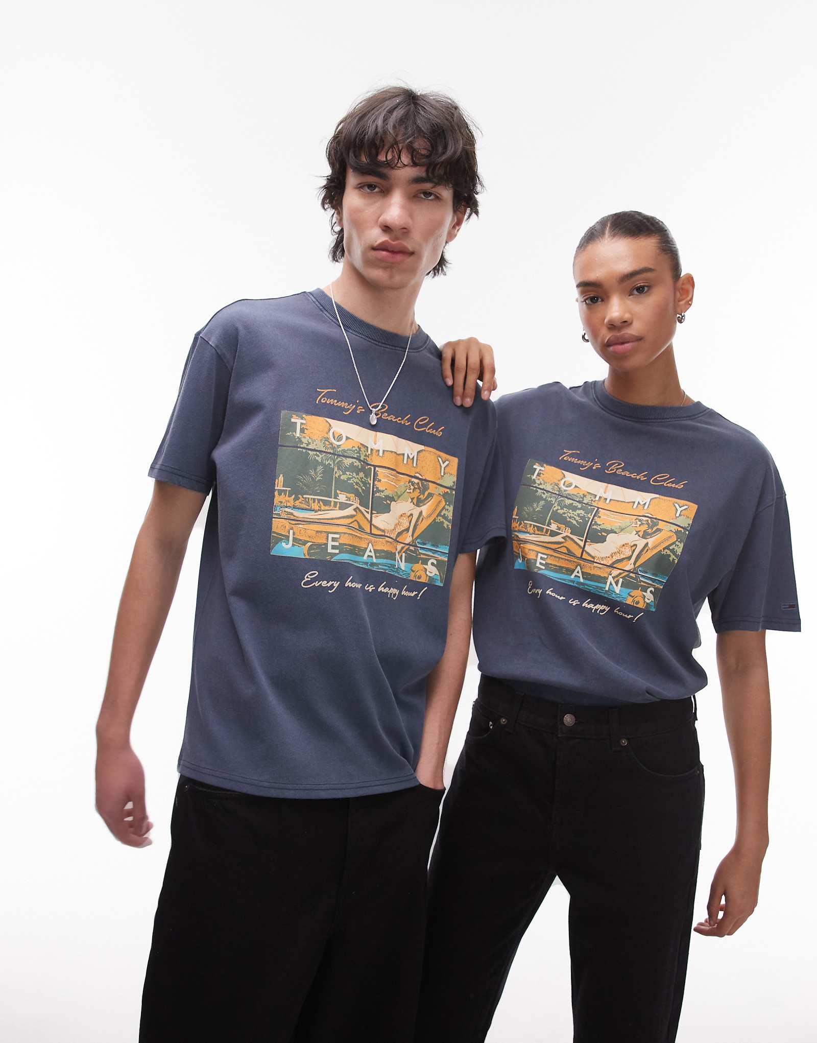 Tommy Jeans unisex Beach Club graphic T-shirt in navy 5790₽