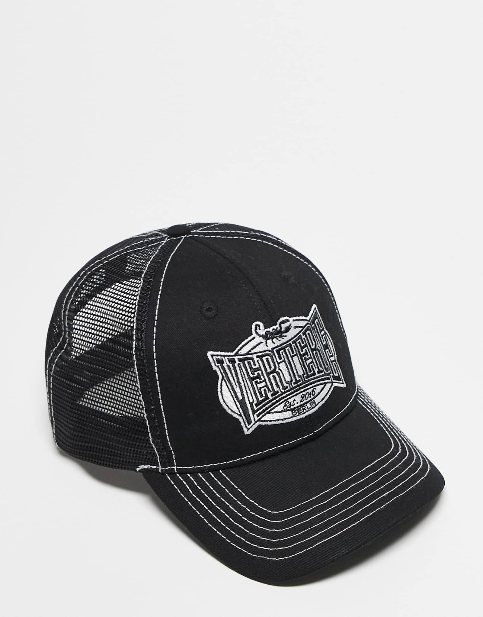 Vertere Berlin logo patch trucker cap in black