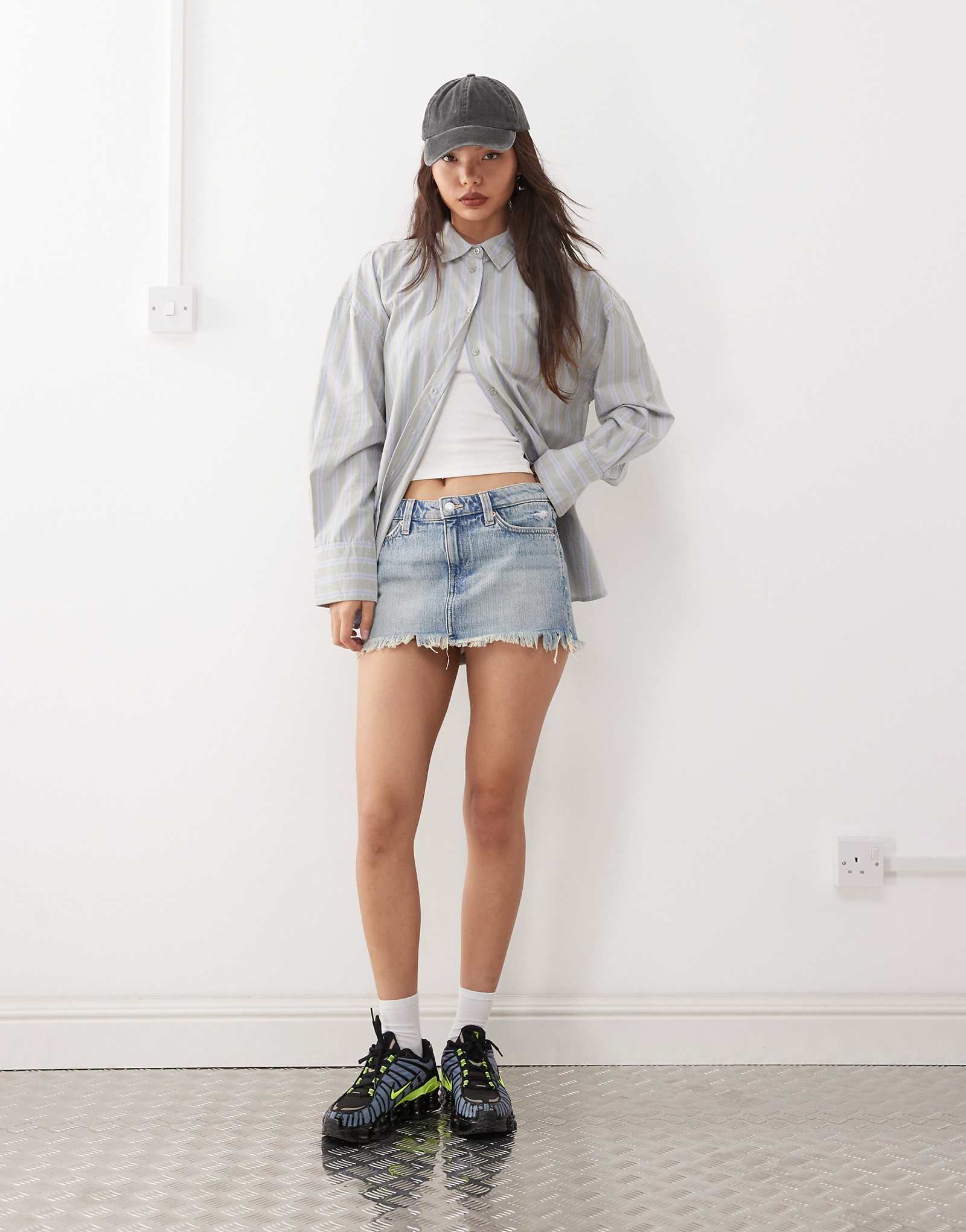 Weekday denim mini skirt in light blue wash 11090₽